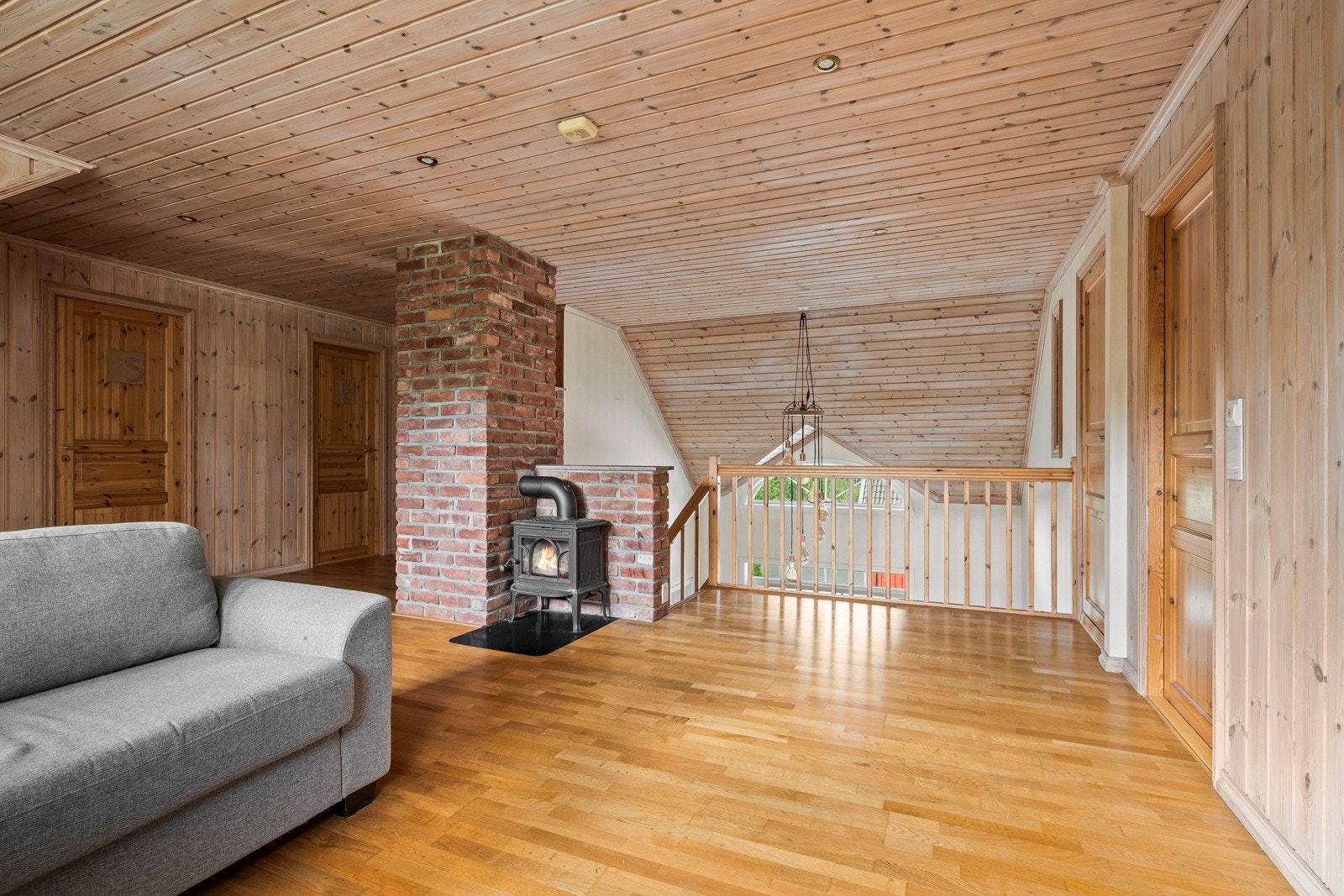 God plass til sofa og TV i loftstuen Galleribilde