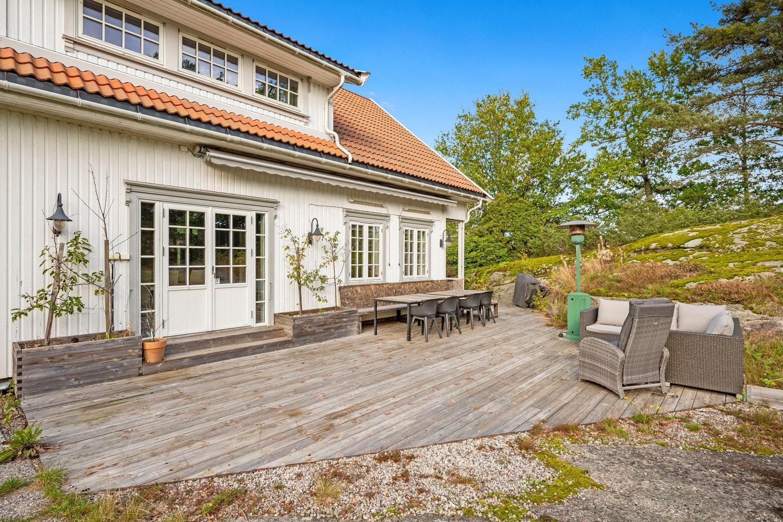 Fra stua er det utgang til en flott uteplass Galleribilde