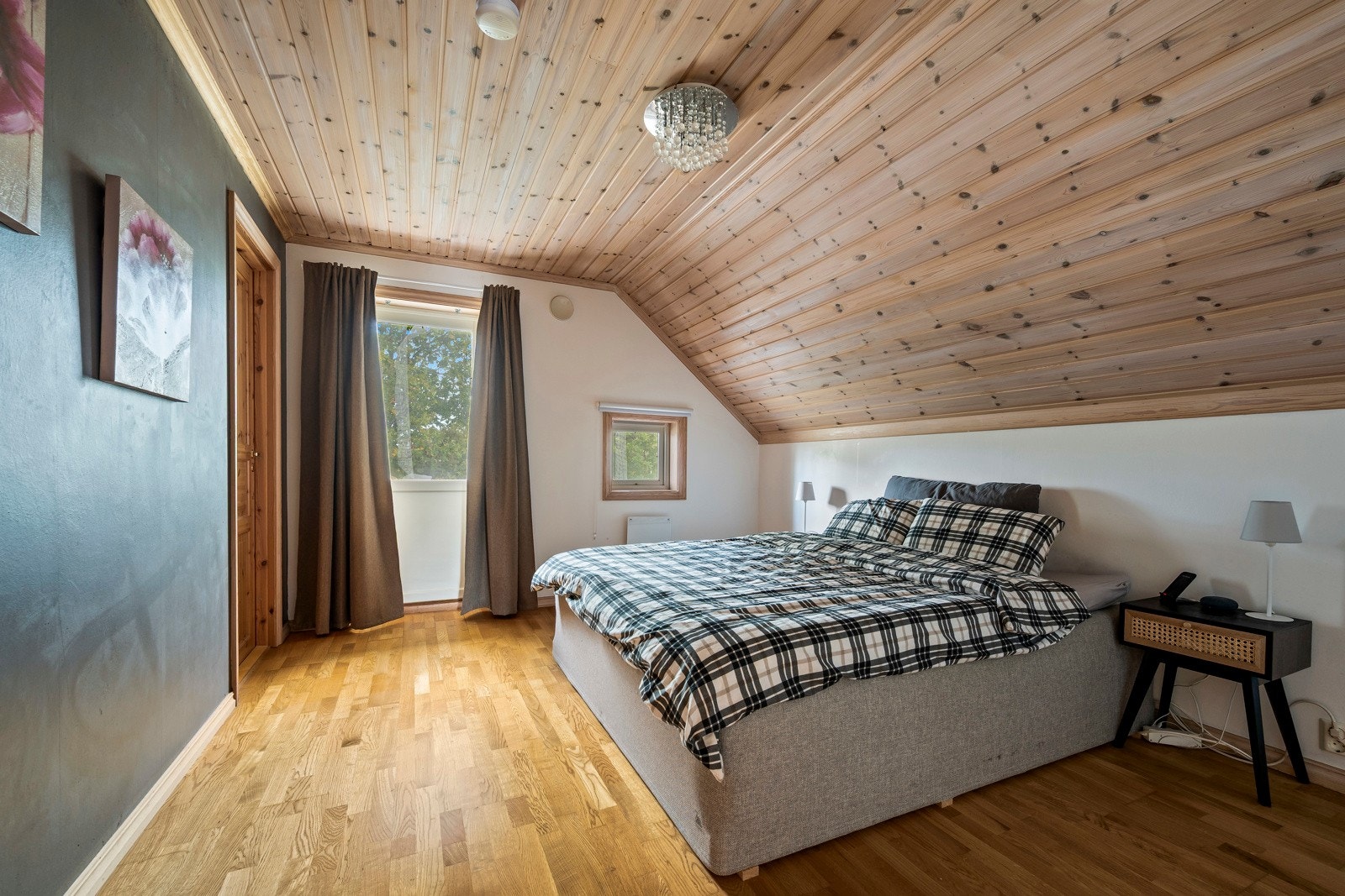 Hovedsoverom med utgang til luftebalkong og inngang videre til walk-in-closet Galleribilde