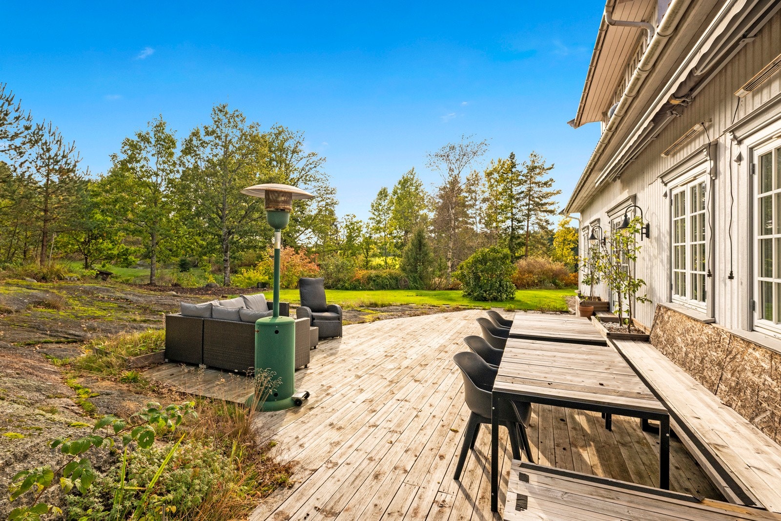 Solrike, usjenerte uteplasser på tomten Galleribilde