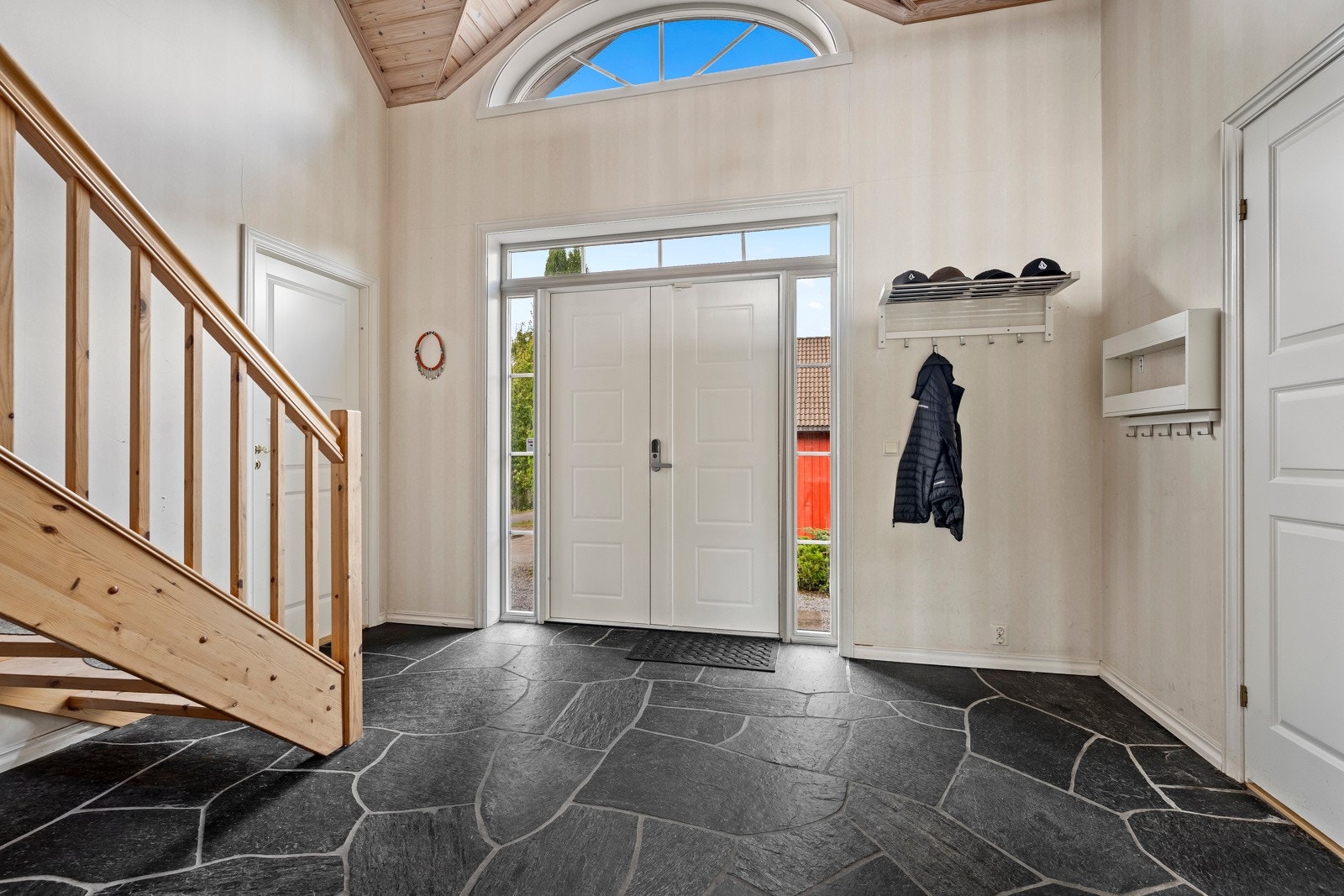 Velkommen inn i en romslig, luftig hall! Galleribilde