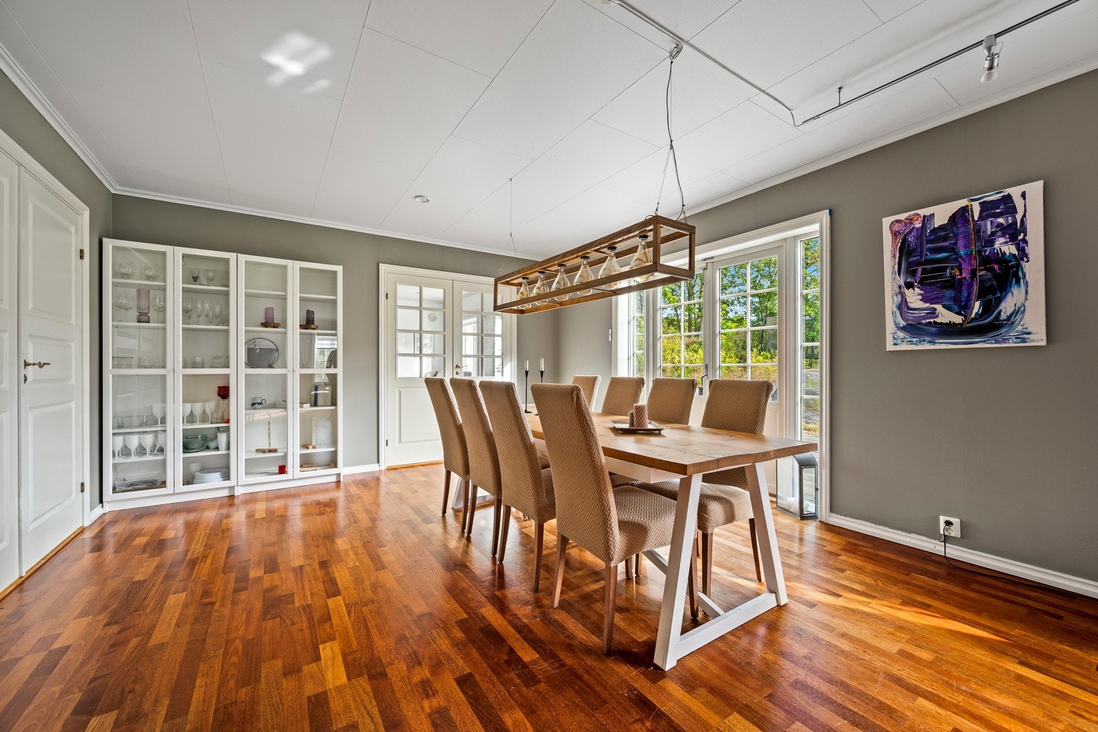 Herfra kommer du videre inn i stuen Galleribilde