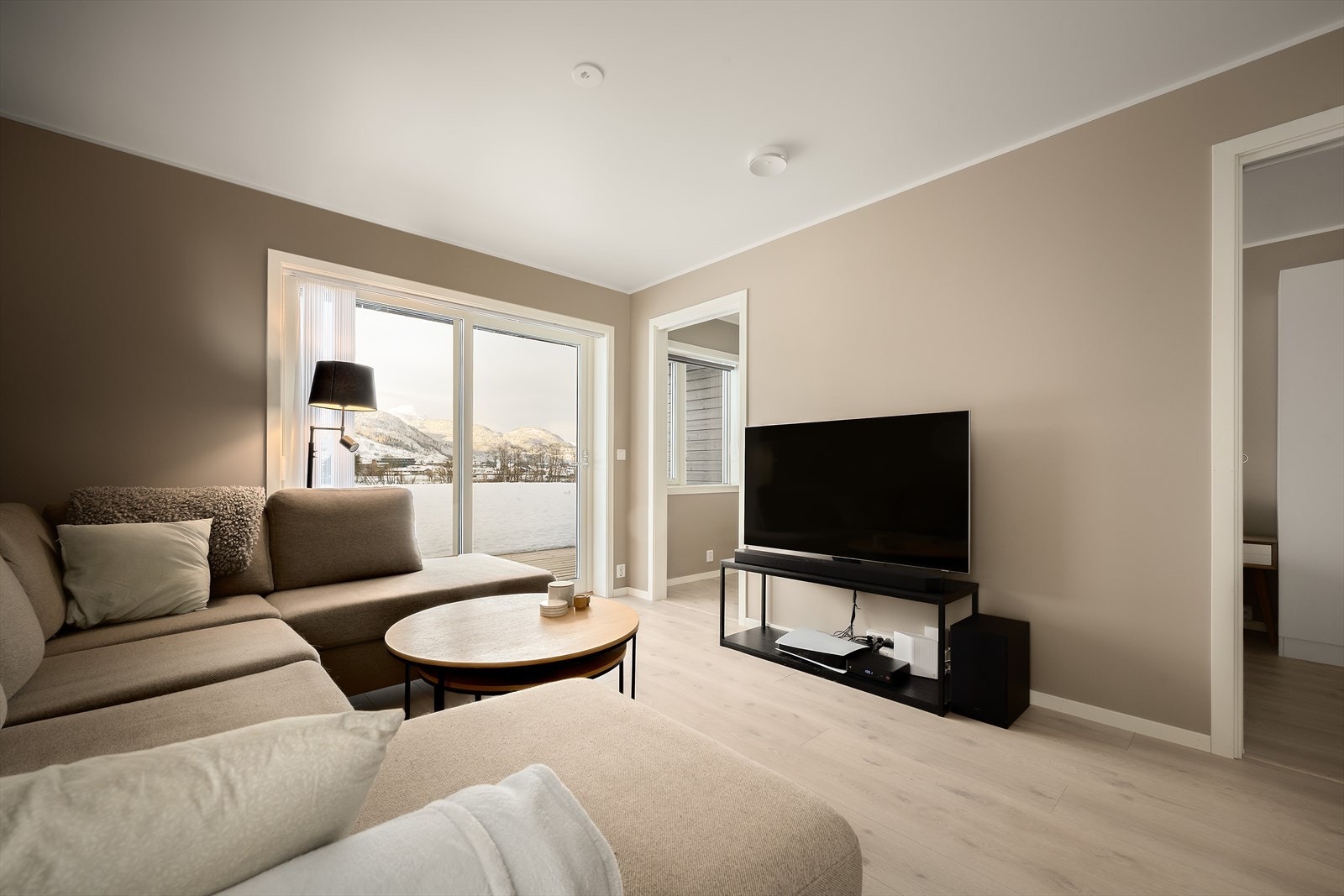 Skyvedør leiar ut til vestvendt og overbygd markterrasse Galleribilde