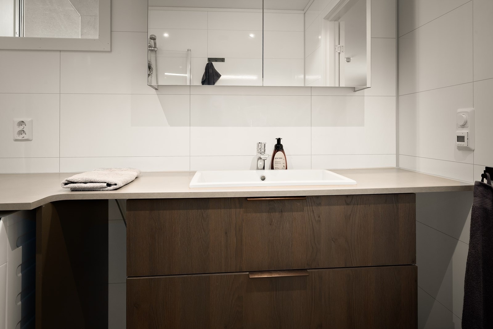 Lekker servantinnreiing med god plass og måltiplassa til vaskemaskin Galleribilde