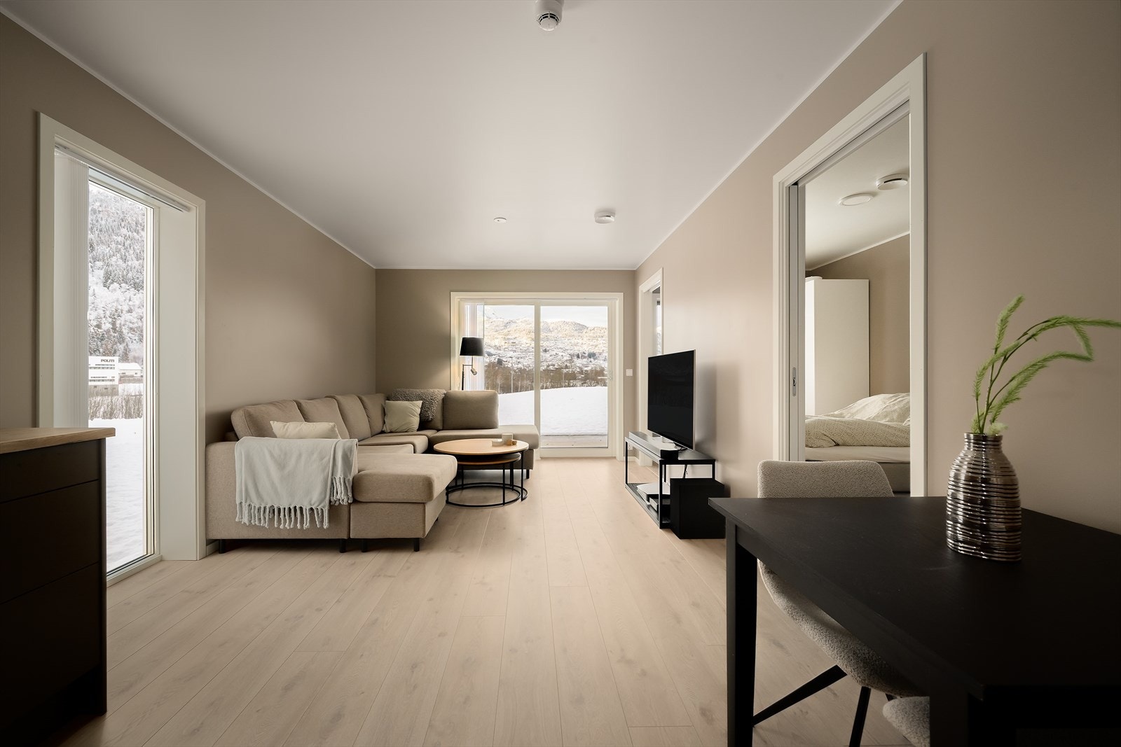 Golv-til-tak vindauge byr på rikeleg med naturleg dagslys til opphaldsrommet Galleribilde