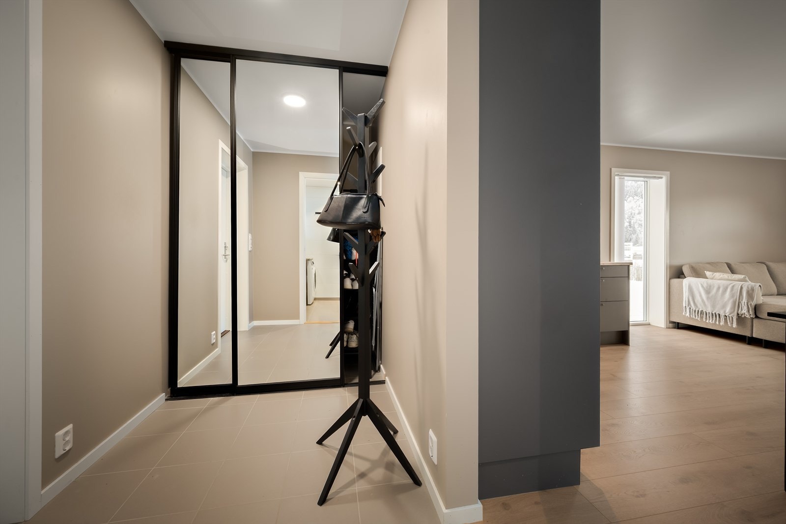 Romsleg og god entre er godt opplyst av LED-lampe Galleribilde