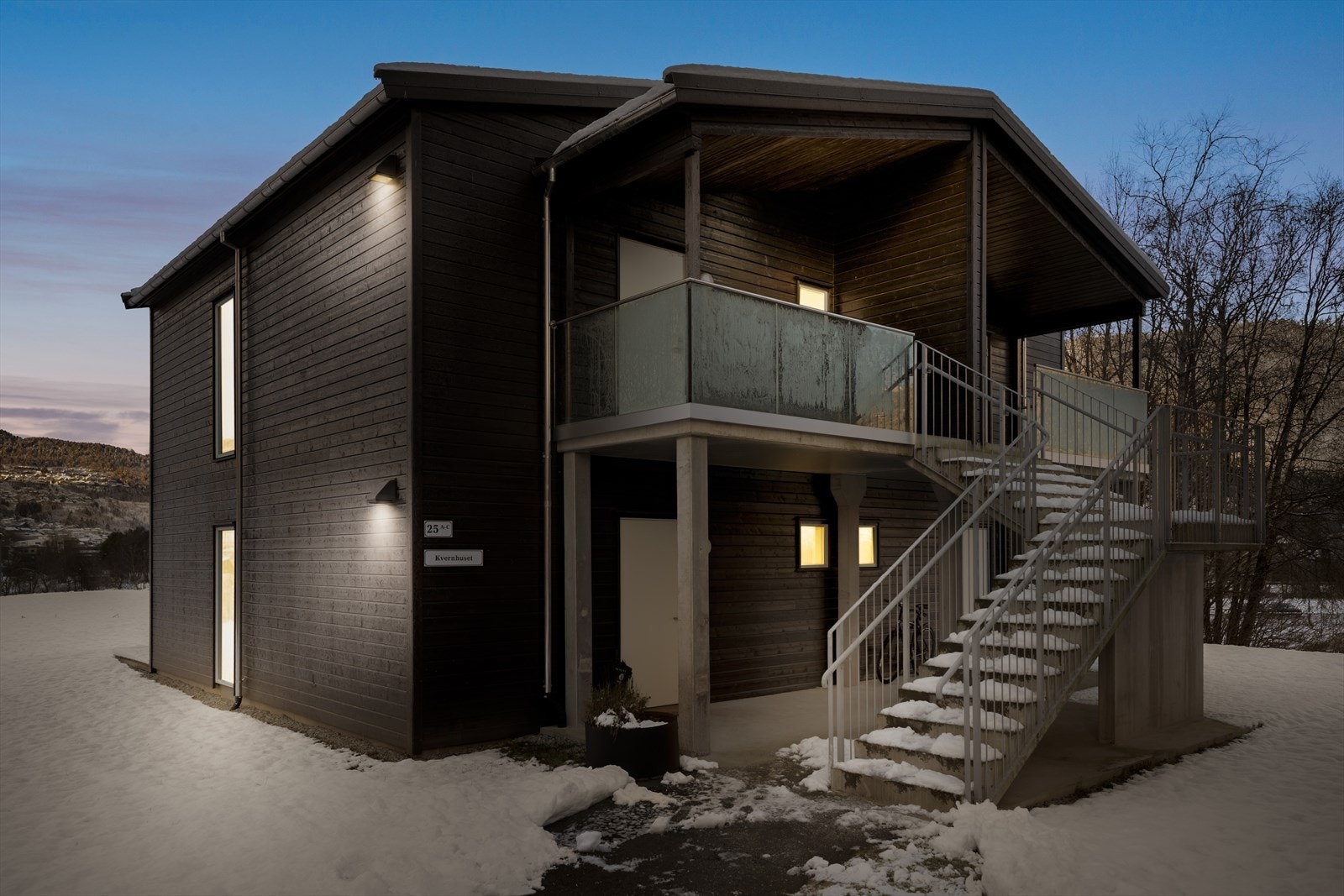 Bygget var nytt i 2023 og leilegheita har trappefritt og overbygd inngangsparti Galleribilde