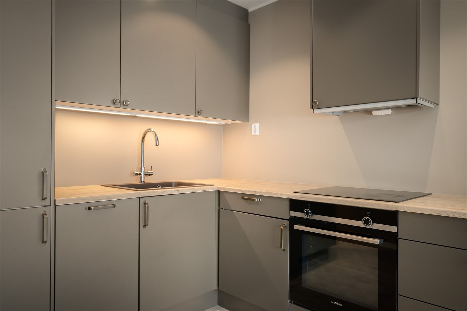 Det er integrert steikeomn, induksjonstopp, oppvaskmaskin og kjøleskåp, samtlige av merket Siemens Galleribilde
