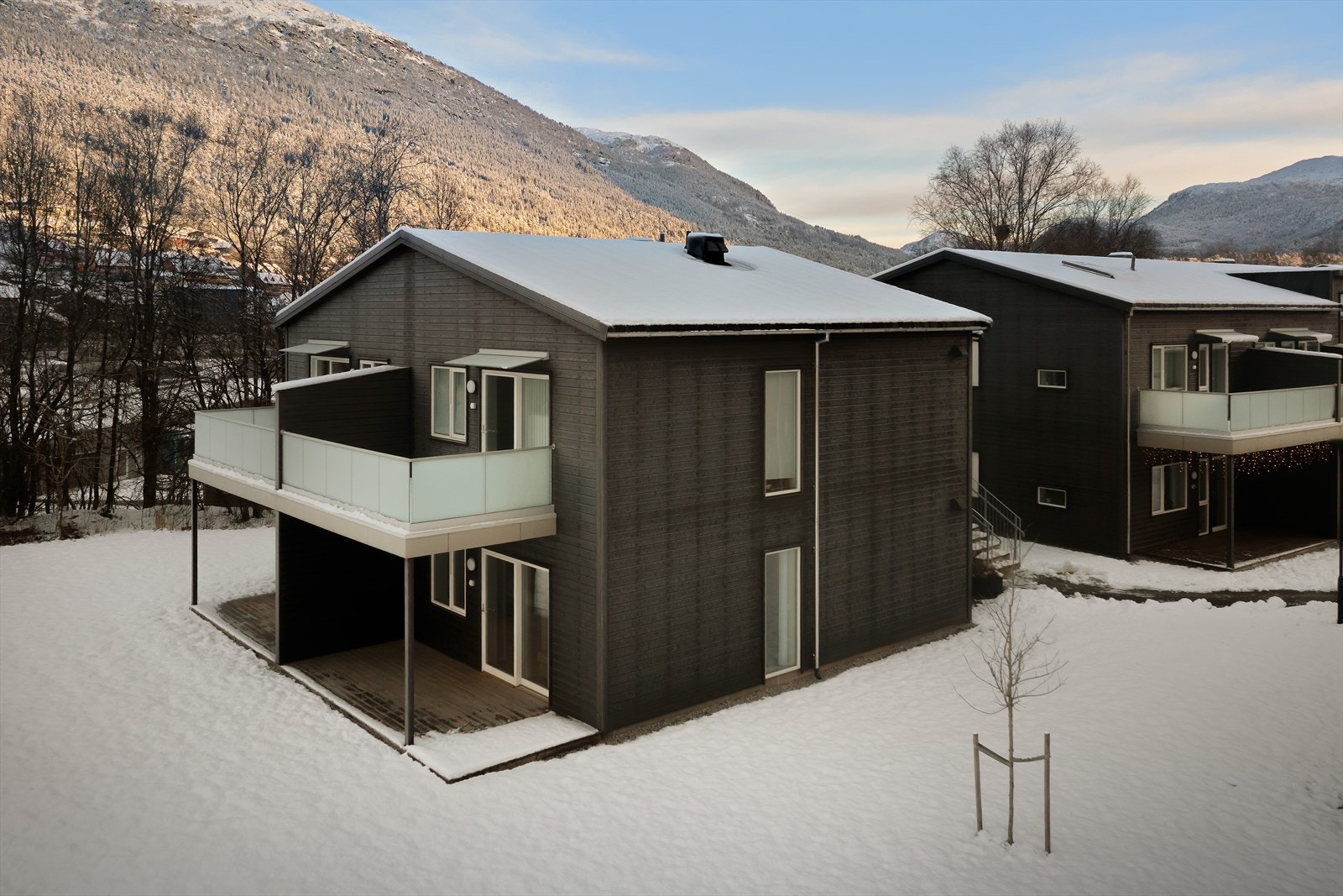 Leilegheita ligg vestvendt med sol frå ca. 12 til 21 på terrassen sommarstid Galleribilde