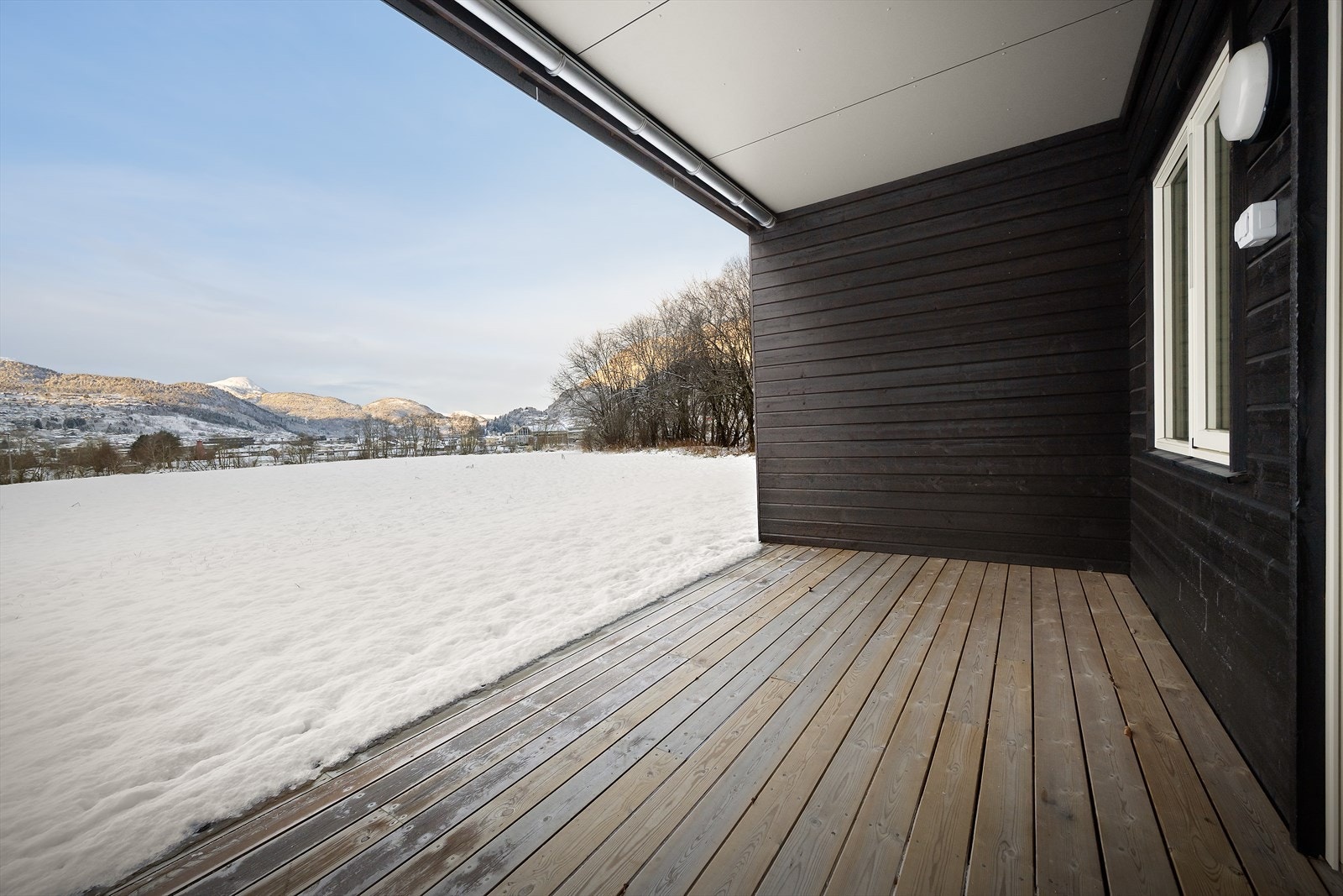 Terrassen rommar 15 kvm og er overbygd med regntett dekke Galleribilde