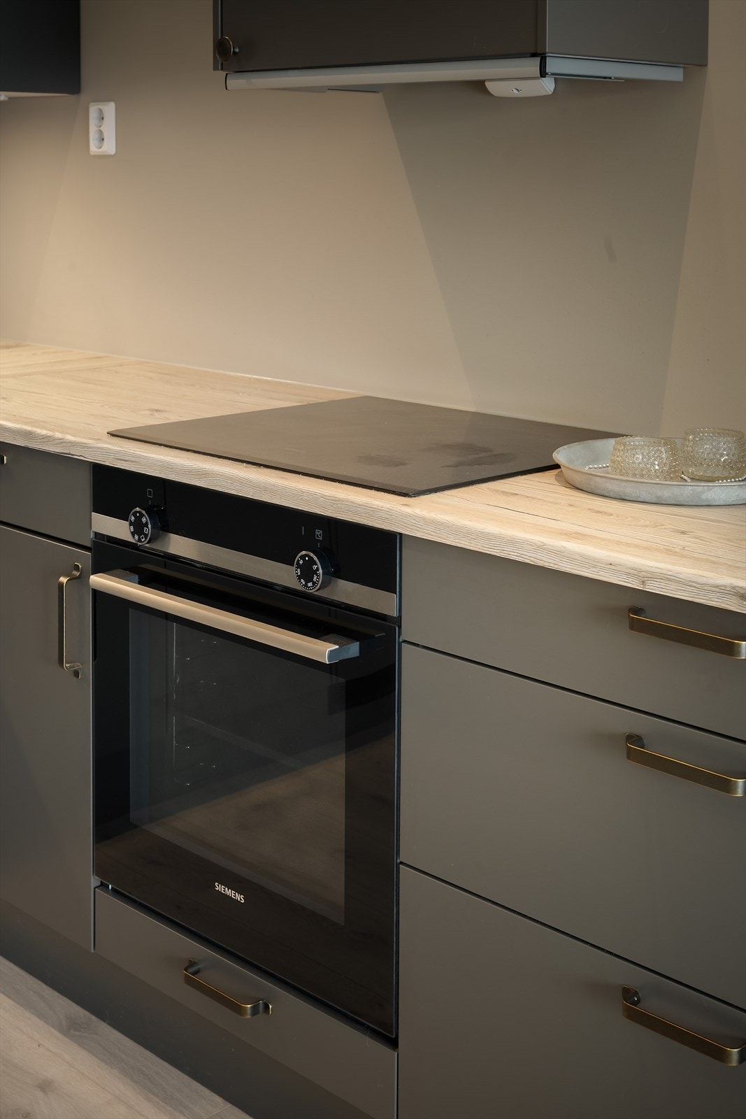 Slette frontar med demping i skuffer og skåp Galleribilde