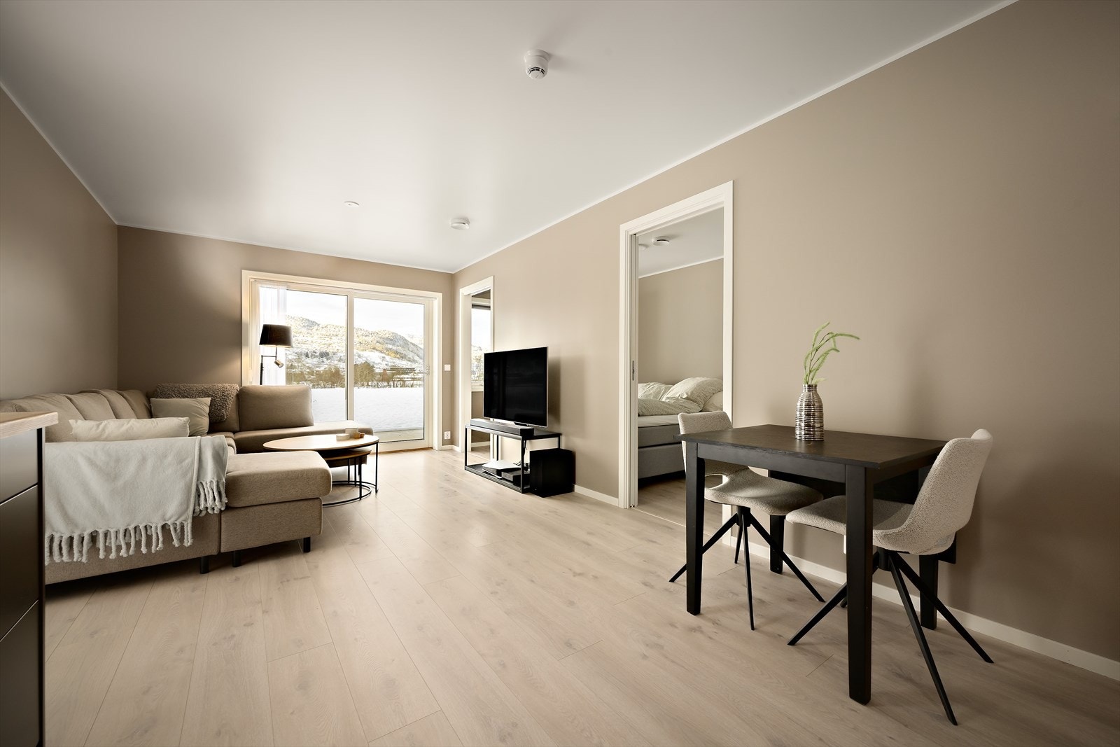 Gjennomgåande laminat på golvflatene, samt slette golvflater og himling Galleribilde