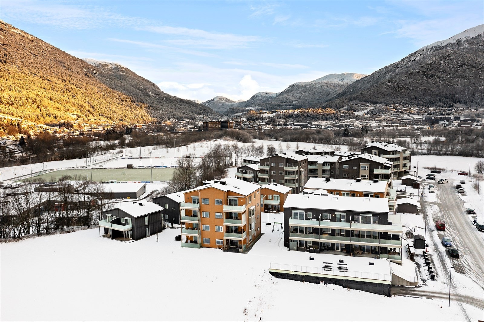 Frå leilegheita er det kort veg til garasjen under nabobygget der leilegheita har eigen parkeringsplass samt sportsbod Galleribilde