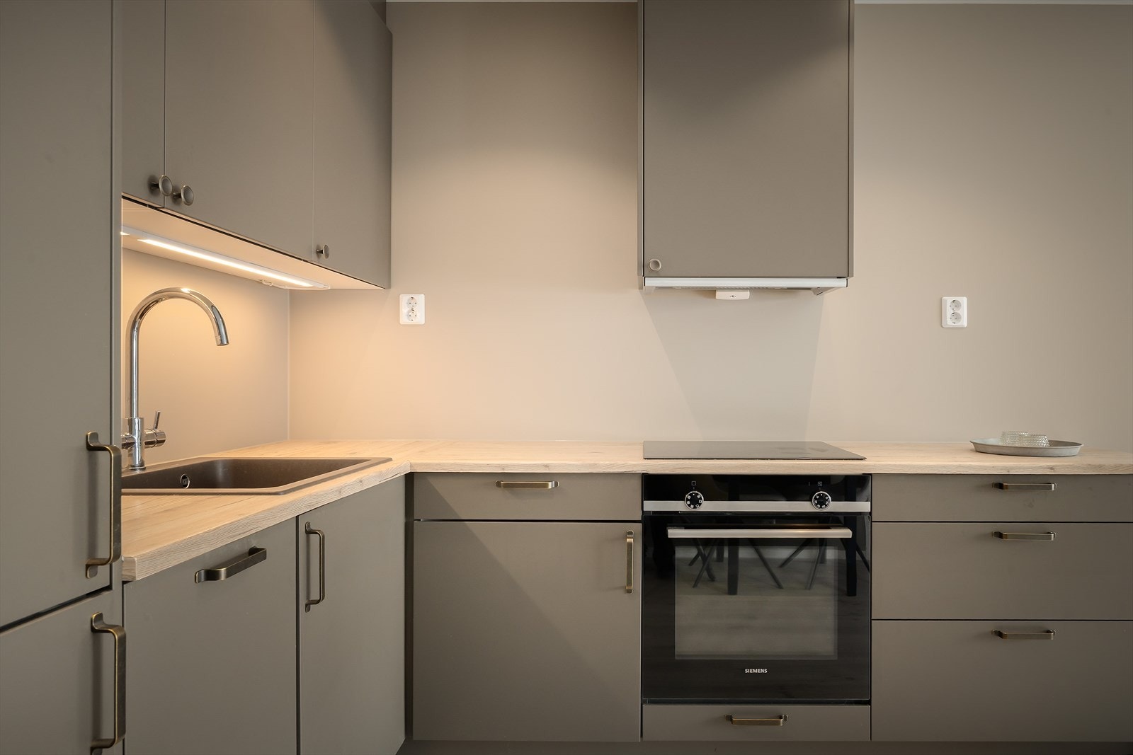 Stove og kjøkken er godt utstyrt med stikkontaktar Galleribilde