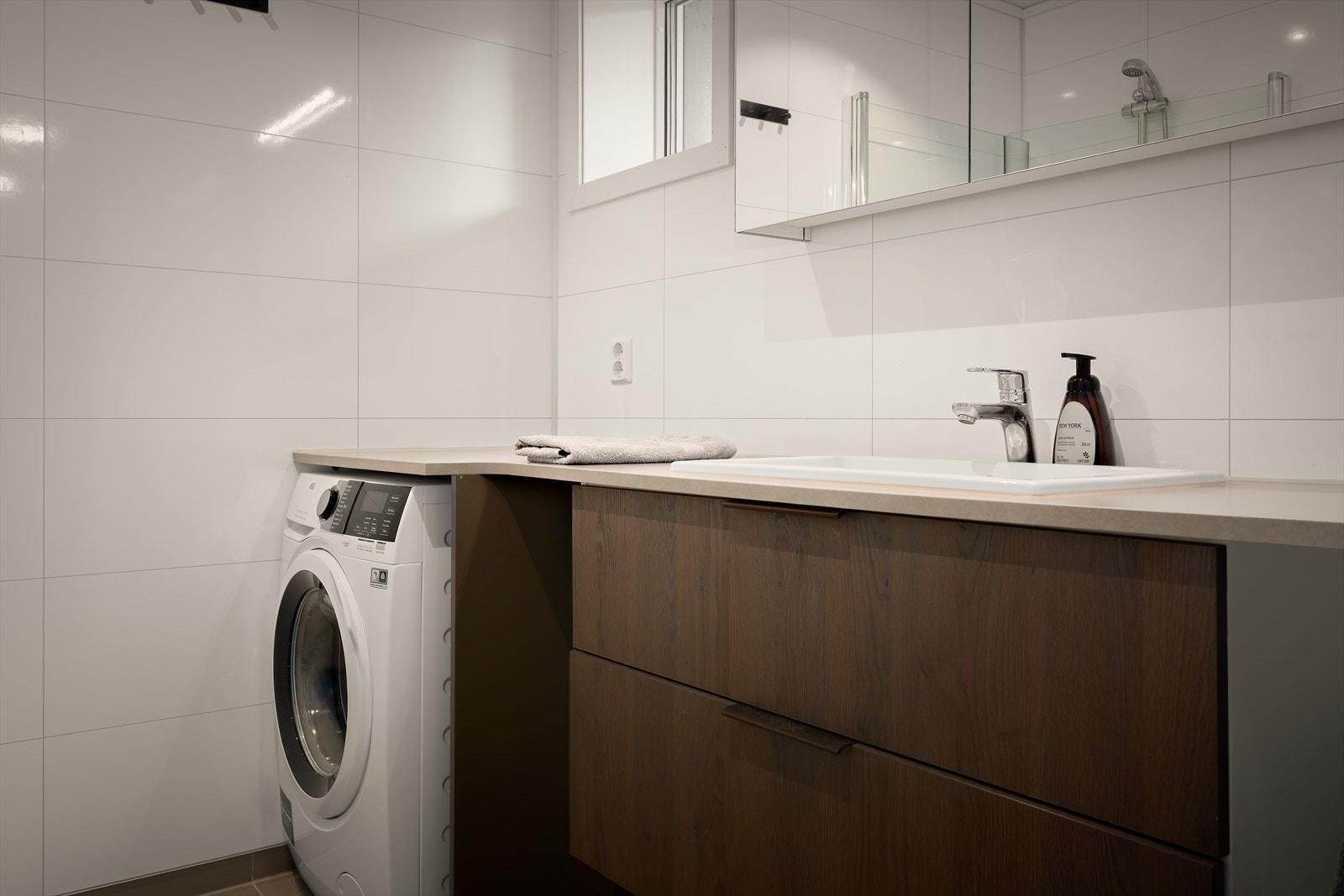 Romsleg innreiing med spegelskåp og skuffer under vask Galleribilde