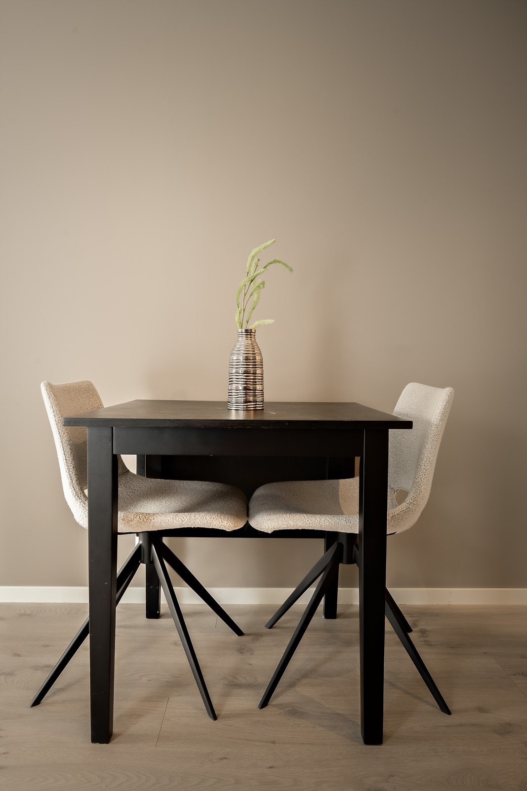 Plass til kjøkkenbord ved kjøkkenet Galleribilde