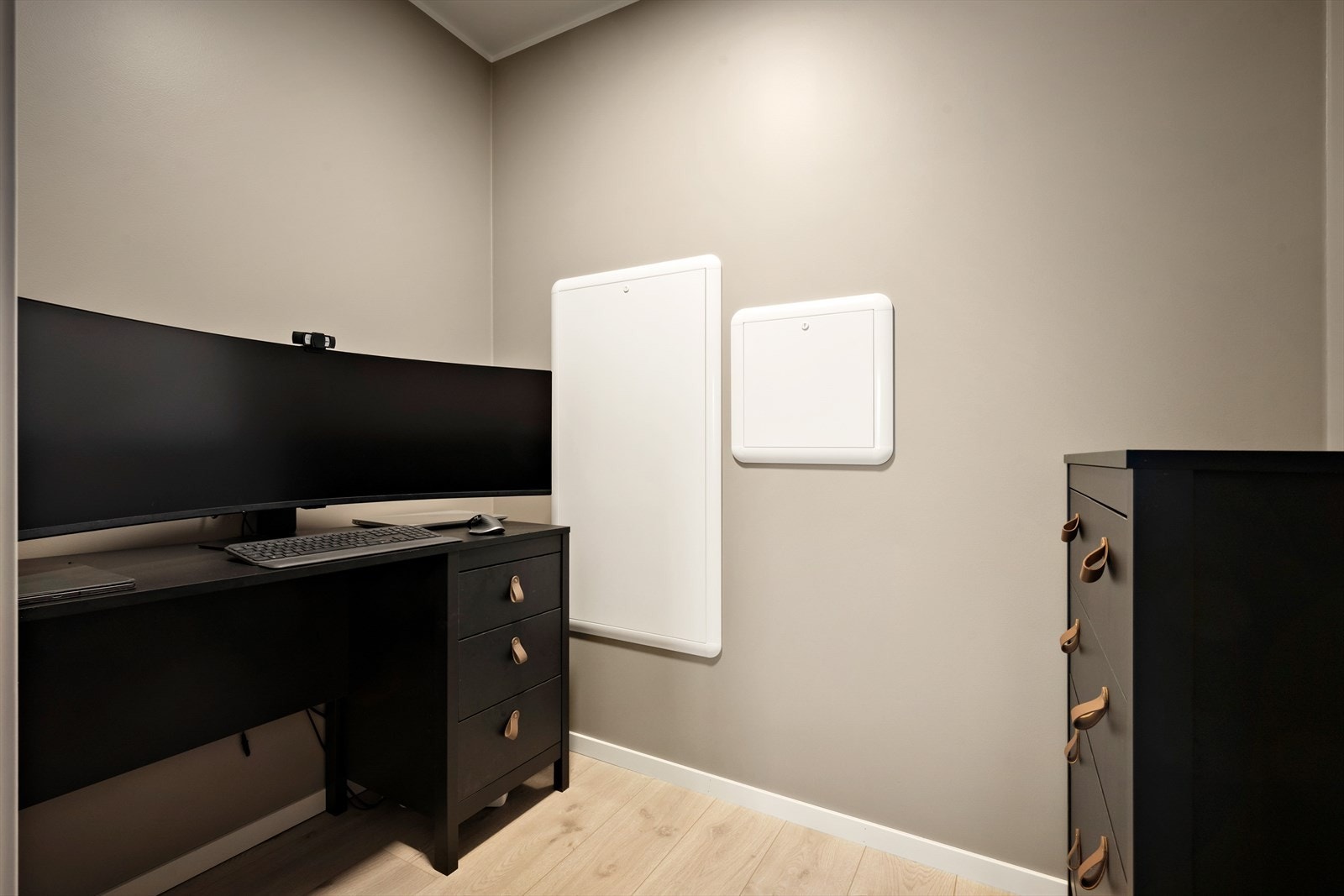 Walk-in-garderobe er nytta som kontor og lagringsplass Galleribilde