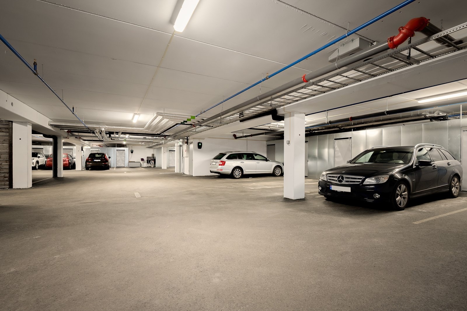 I garasjen er det lagt opp skinner for eventuell el-bil lading. Ladeboks må eigar sjølv koste Galleribilde