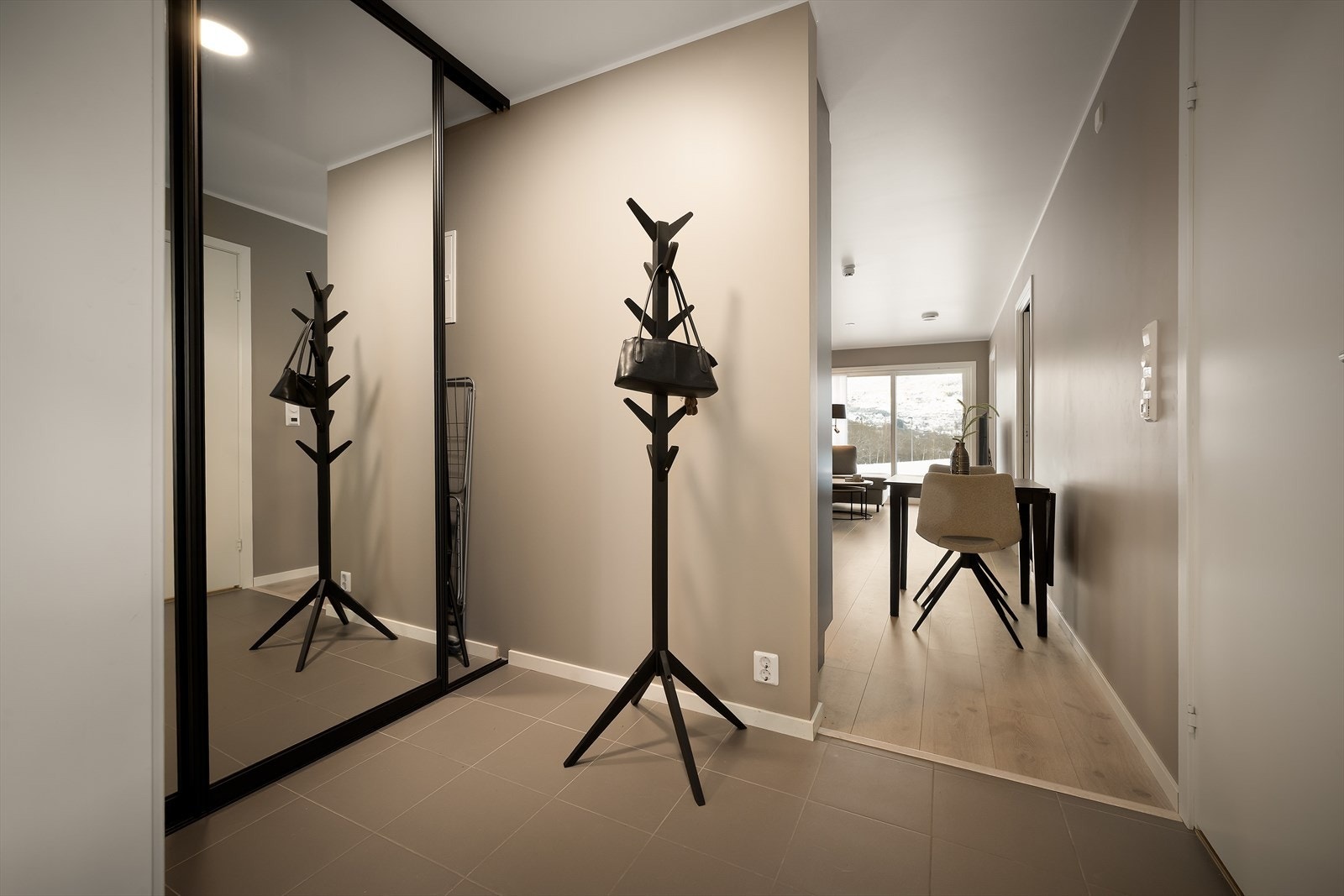 Her er det praktisk skyvedørsgarderobe med svarte skinner Galleribilde