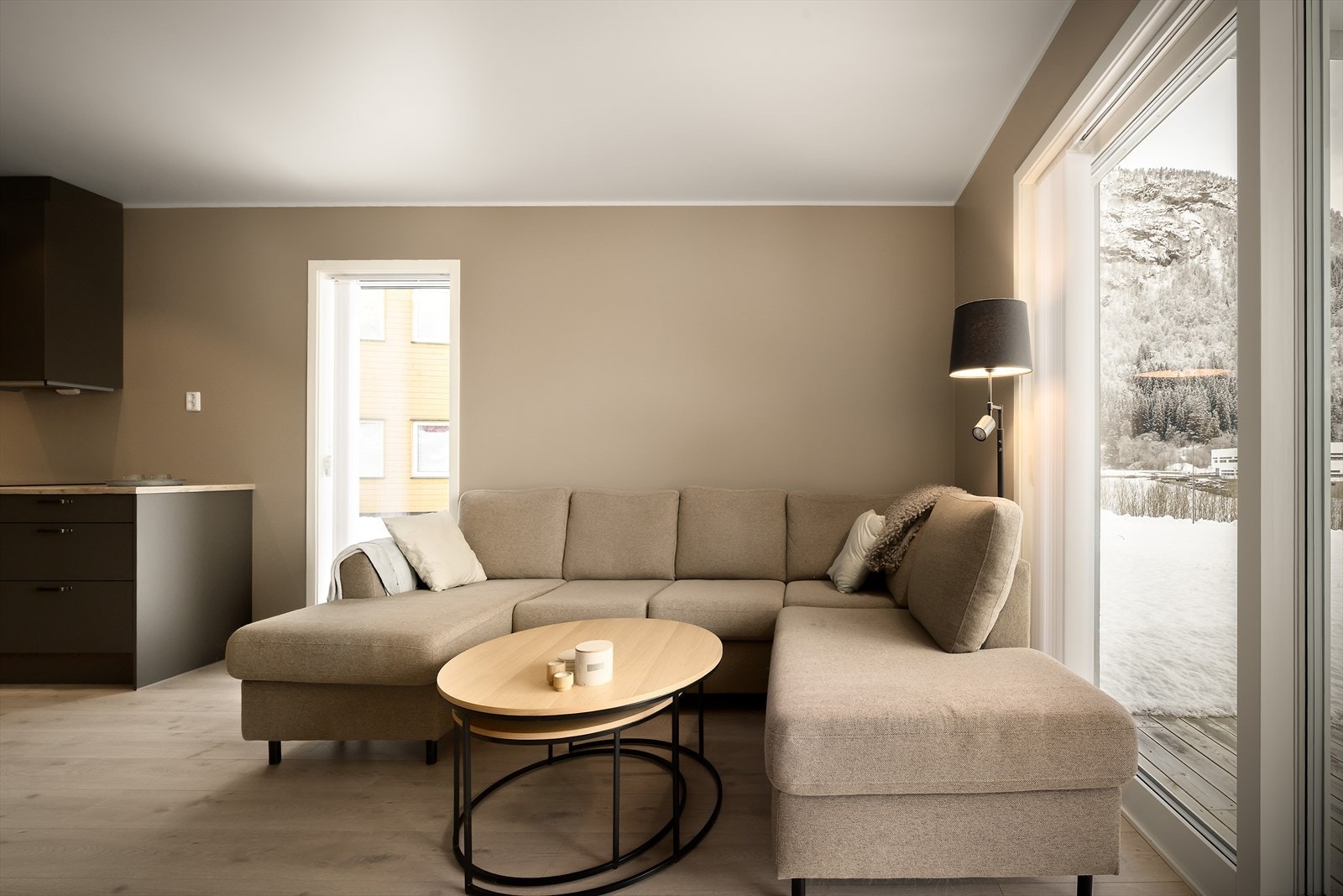 Det er god plass til møblering av stor sofagruppe Galleribilde