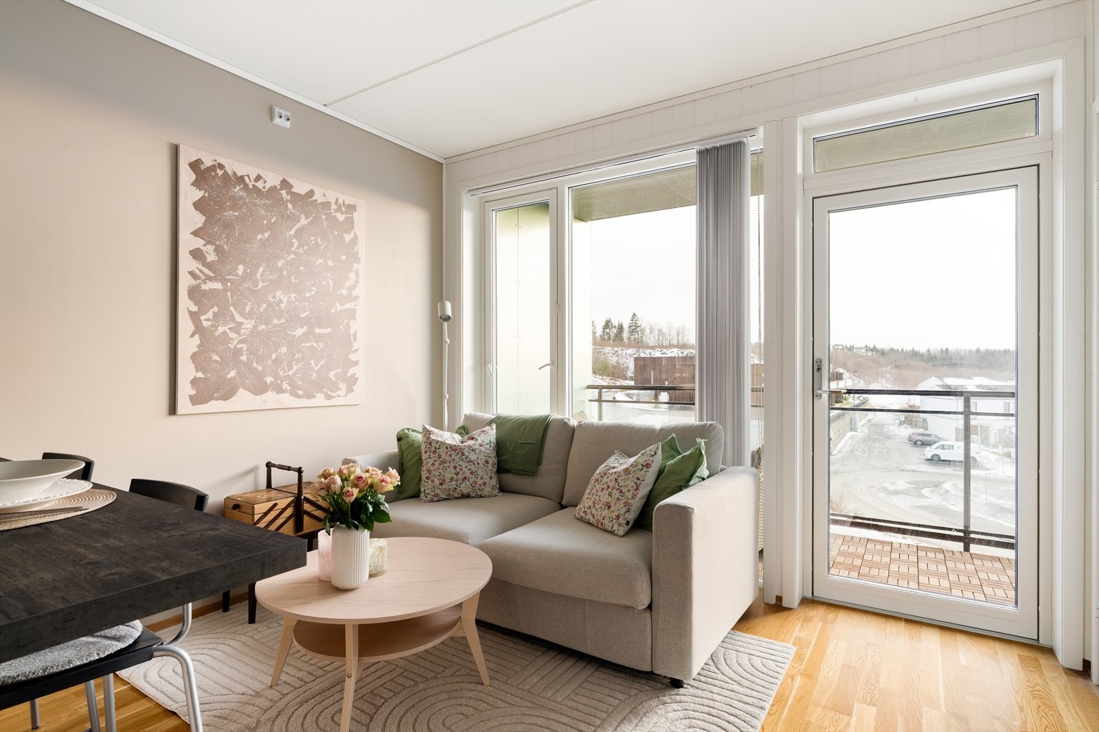 Oppvarming skjer via fjernvarme (gulvvarme) som er inkludert i de månedlige felleskostnadene. Galleribilde