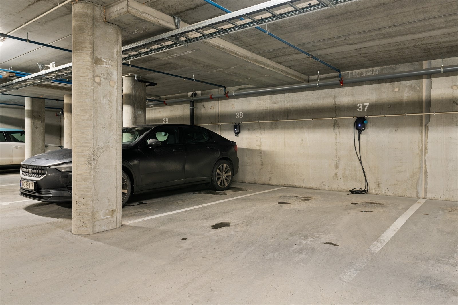 Sameiet har ledige parkeringsplasser i garasjeanlegg om man ønsker å leie dette. Galleribilde