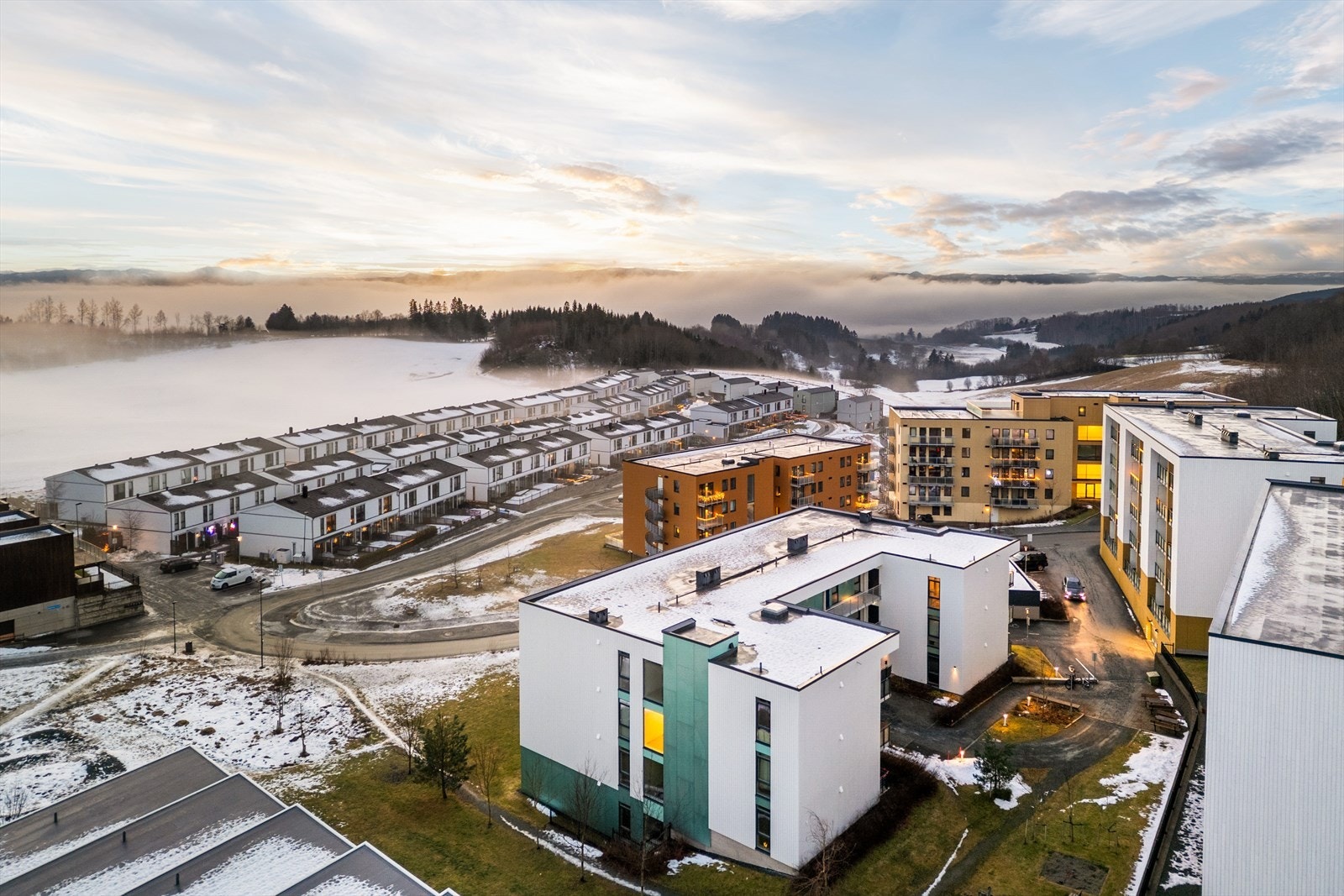 Velkommen til en hyggelig visningsopplevelse! Ta kontakt med megler på (m: 906 56 880) dersom oppsatt visningstidspunkt ikke passer. Galleribilde