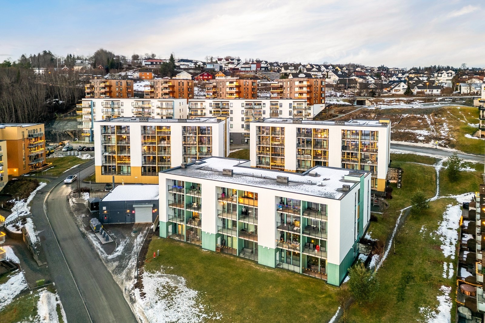 Lund Østre ligger med umiddelbar nærhet til marka. Fine og enkelt tilgjengelige turstier om sommeren - herlige skiløyper om vinteren! Metrobuss, dagligvarebutikk, skole og barnehage er også innen gangavstand. Galleribilde