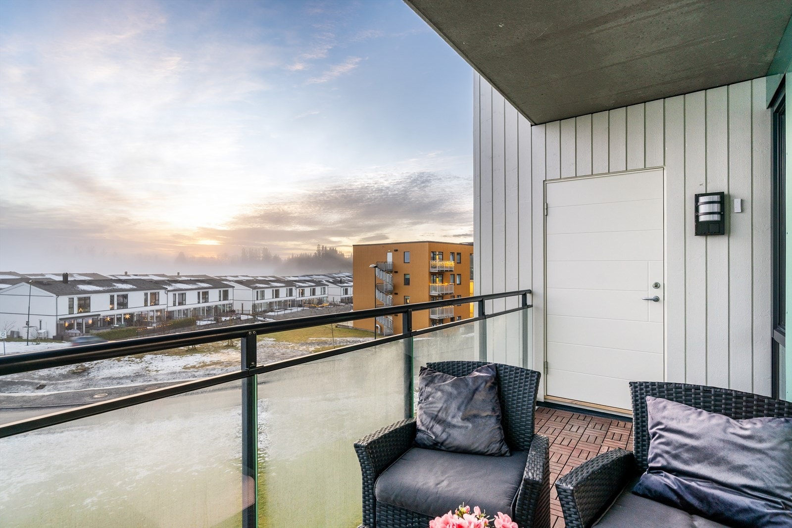 I front av bygget ligger et stort grøntareal som strekker seg videre opp igjennom Lund Østre. Herfra er det også en praktisk sportsbod. Galleribilde