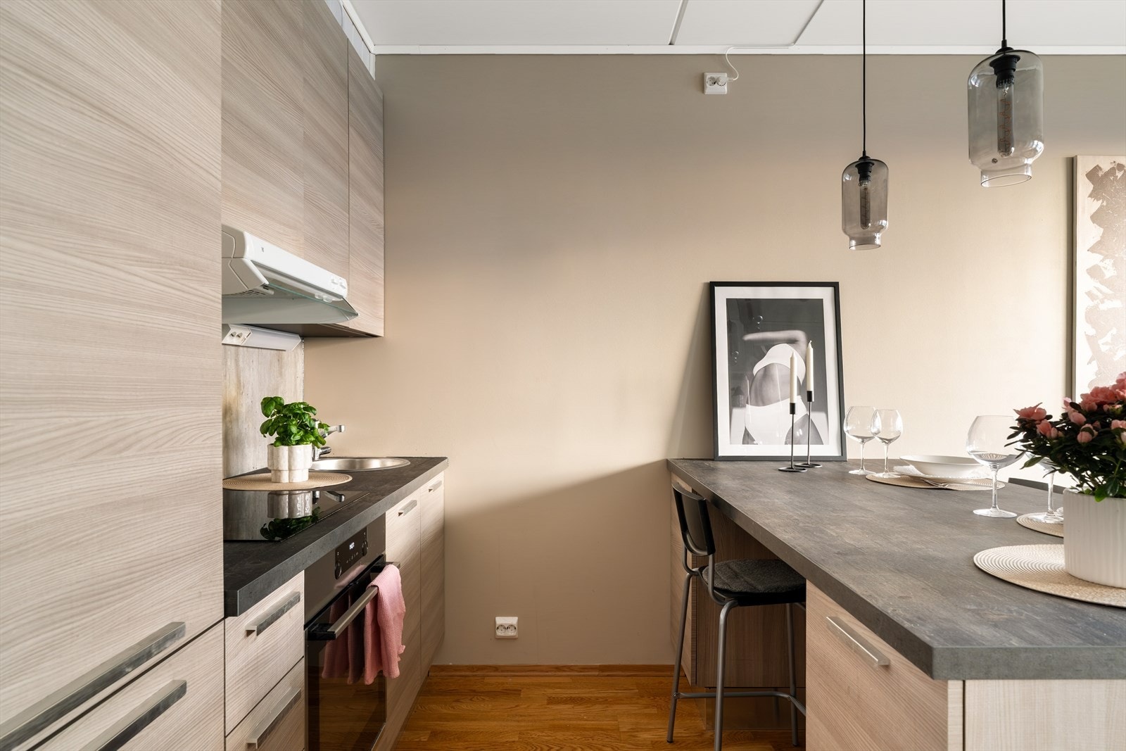 I tillegg til dette går felleskostnadene til felles bygningsforsikring, TV/internett, velforeningskontigent, drift/vedlikehold og vaktmestertjeneste. Galleribilde