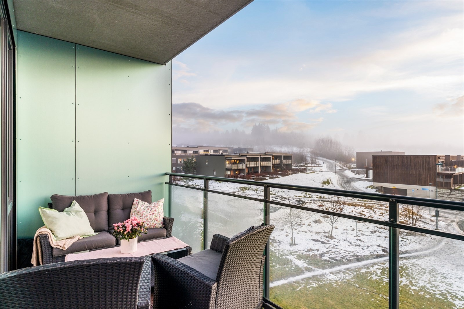 Balkongen er sørvestvendt og nyter gode solforhold fra ca. kl. X til X på sommerstid. Galleribilde