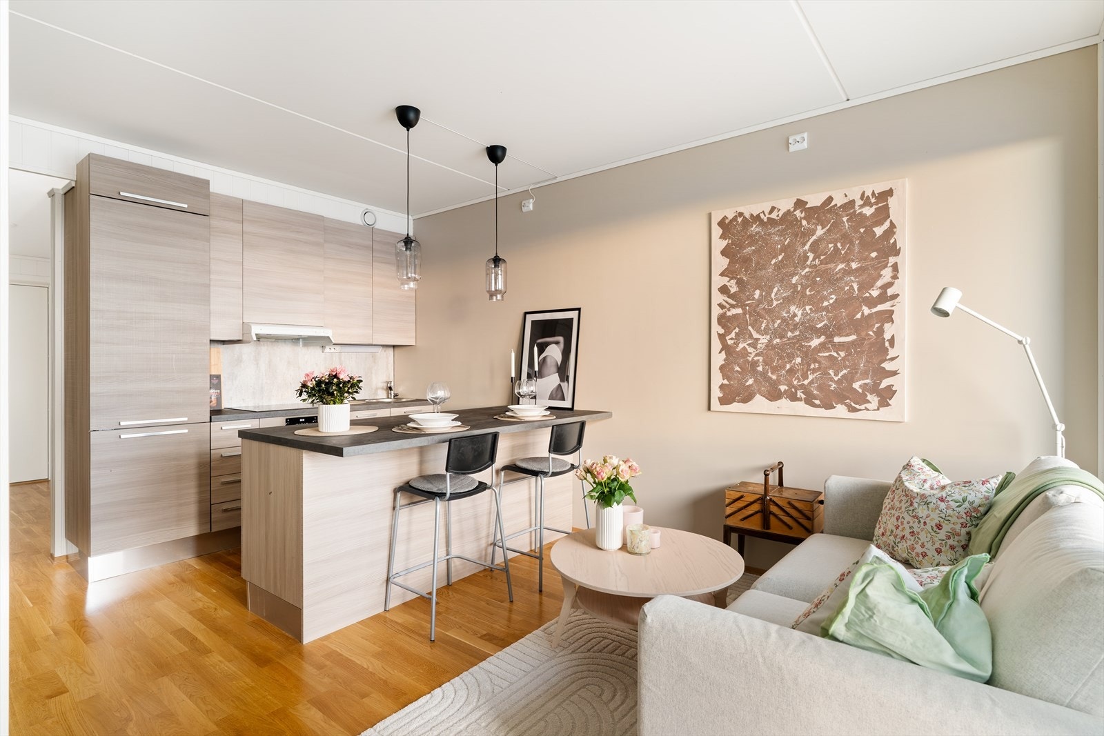 Åpen stue/kjøkkenløsning med praktisk kjøkkenøy som skiller sonene. Ekstra benk- og oppbevaringsplass i tillegg til barløsning. Galleribilde