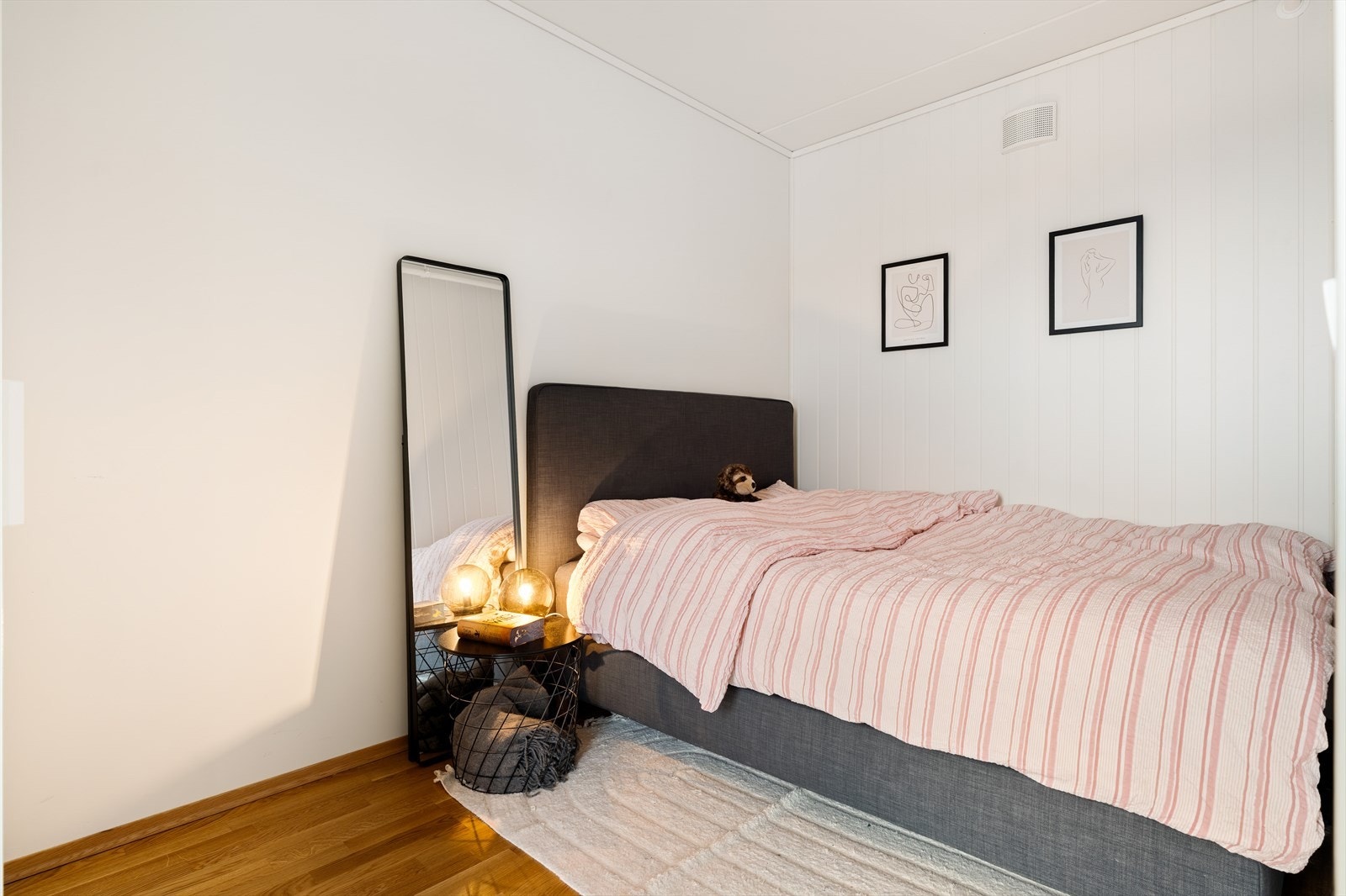 Hovedsoverommet er på 8 m² og har plass til dobbeltseng, tilhørende nattbord og garderobeskap. Galleribilde