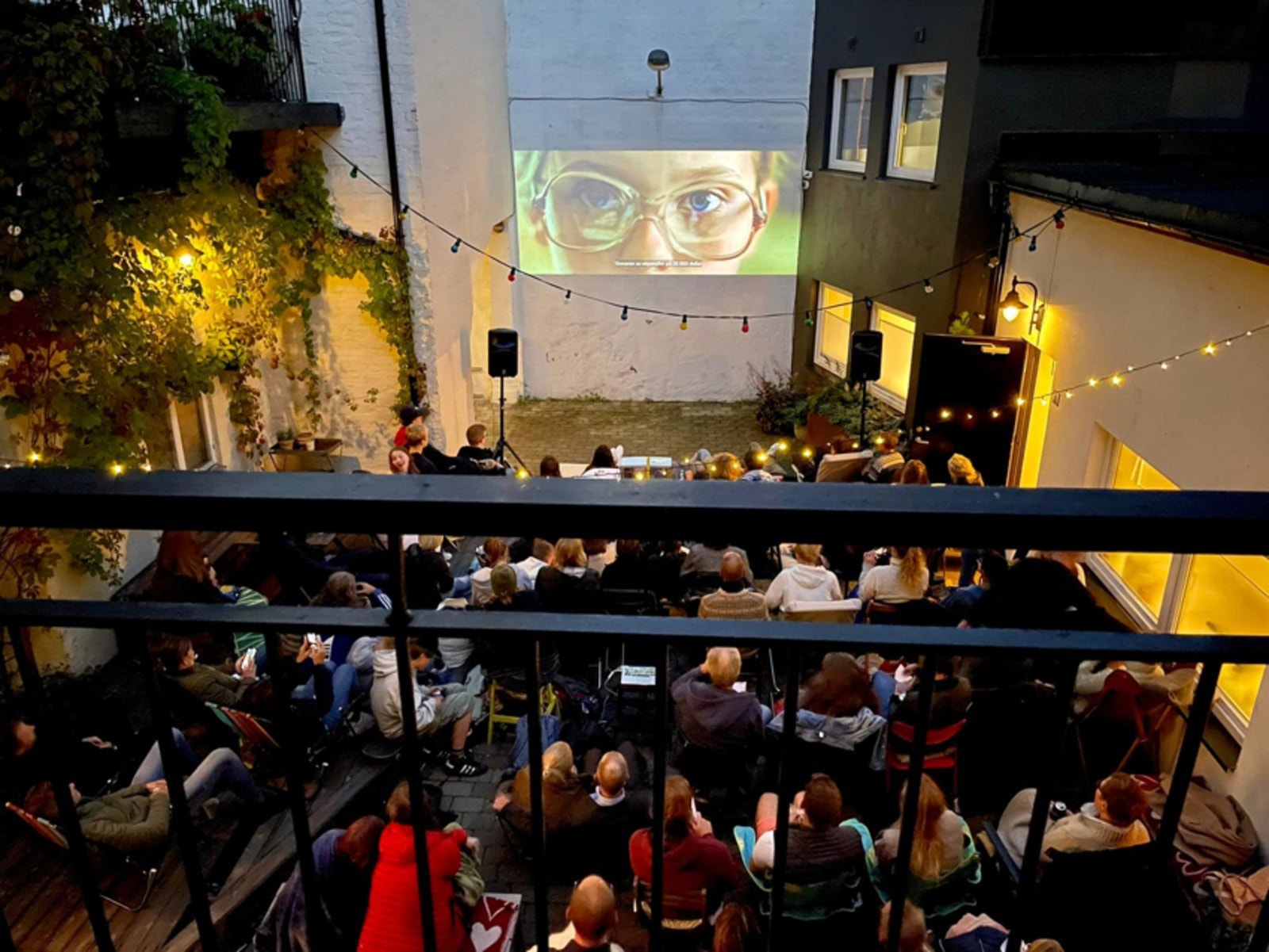 Sameiet arrangerer en felles filmkveld om sommeren - på terrassen har man de beste setene Galleribilde