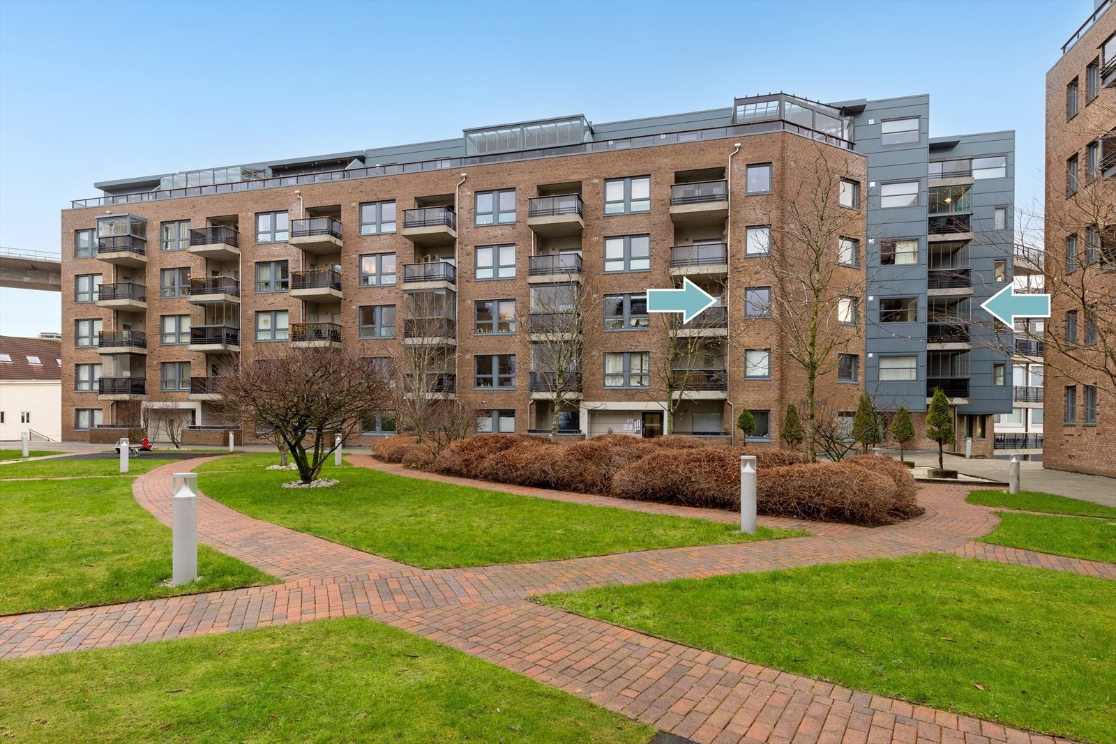 Fasade, området utenfor er opparbeidet som en park Galleribilde