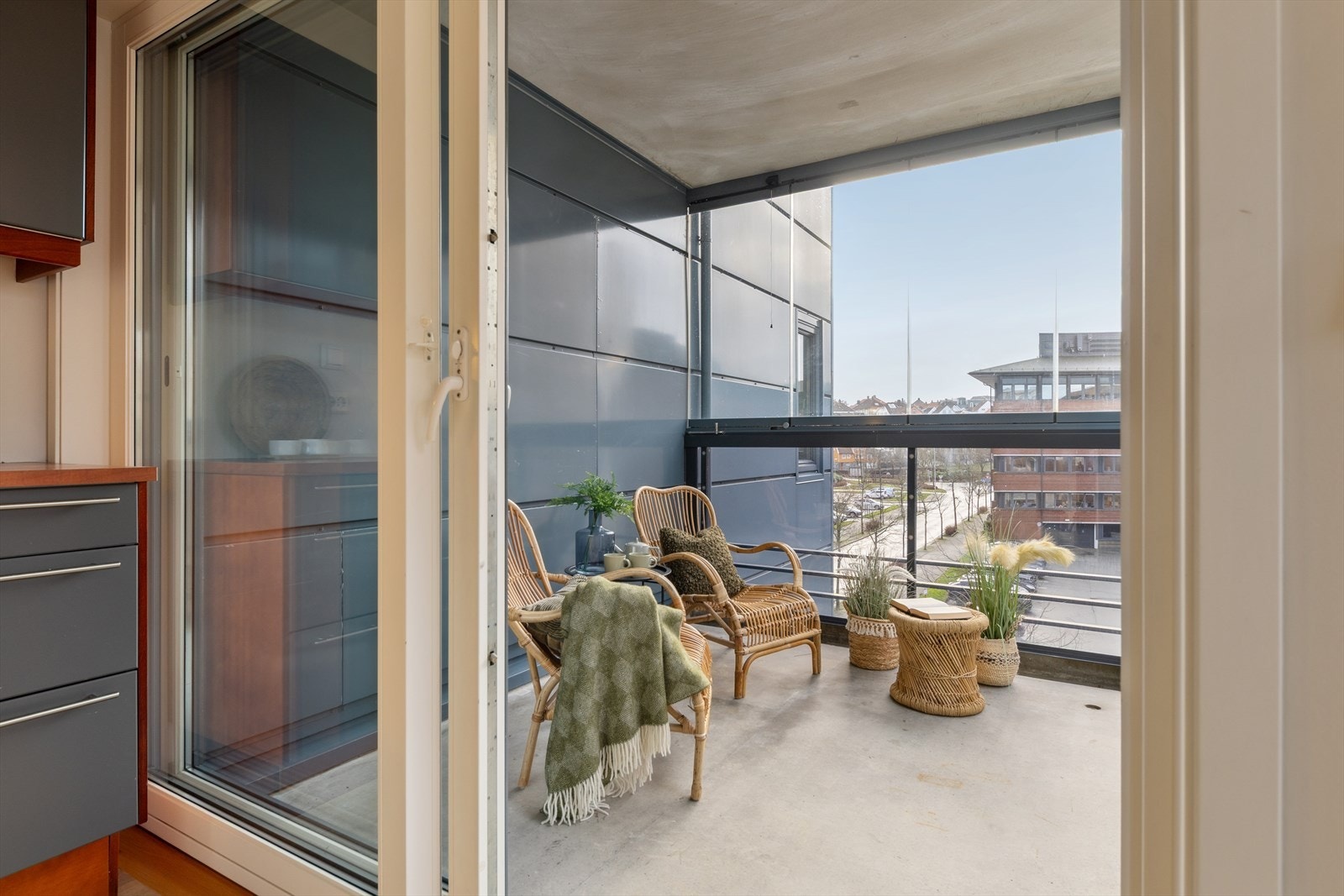 Romslig, innglasset balkong med møblement som forlenger utesesongen og gir økt bokomfort Galleribilde