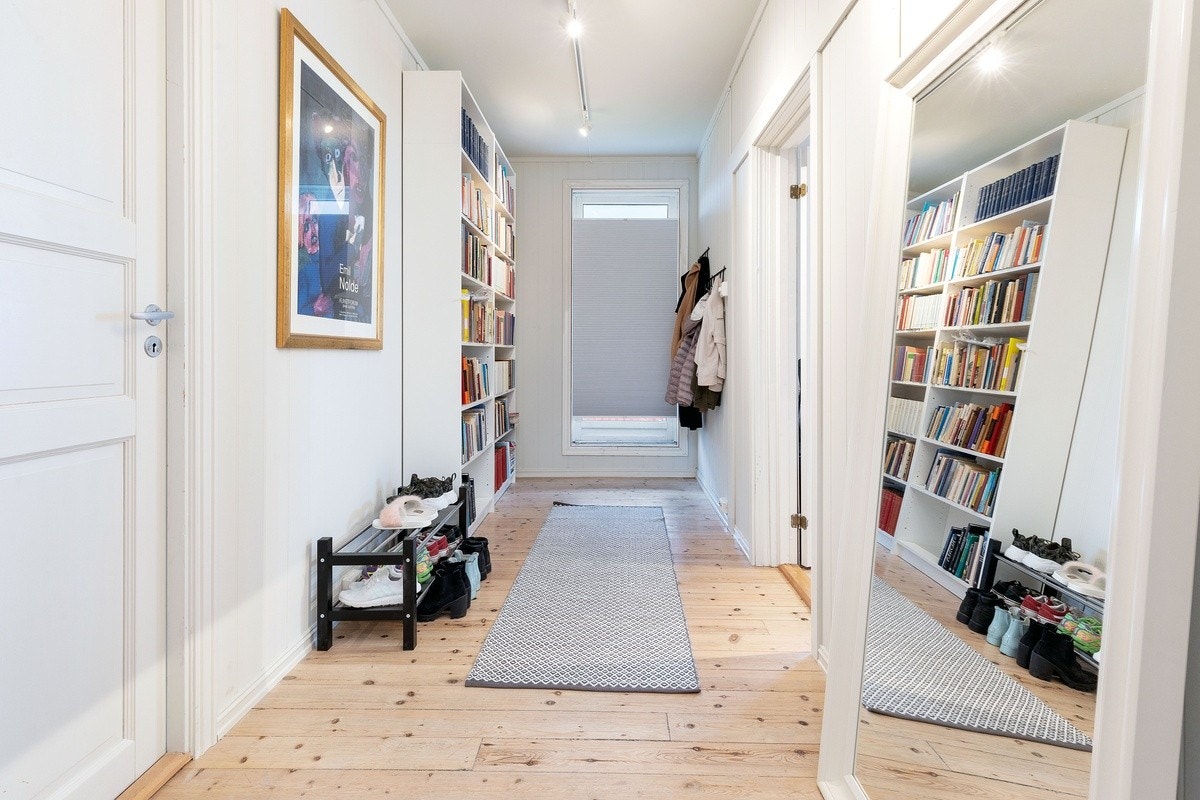 Gang i hovedetasje med utgang til terrasse Galleribilde