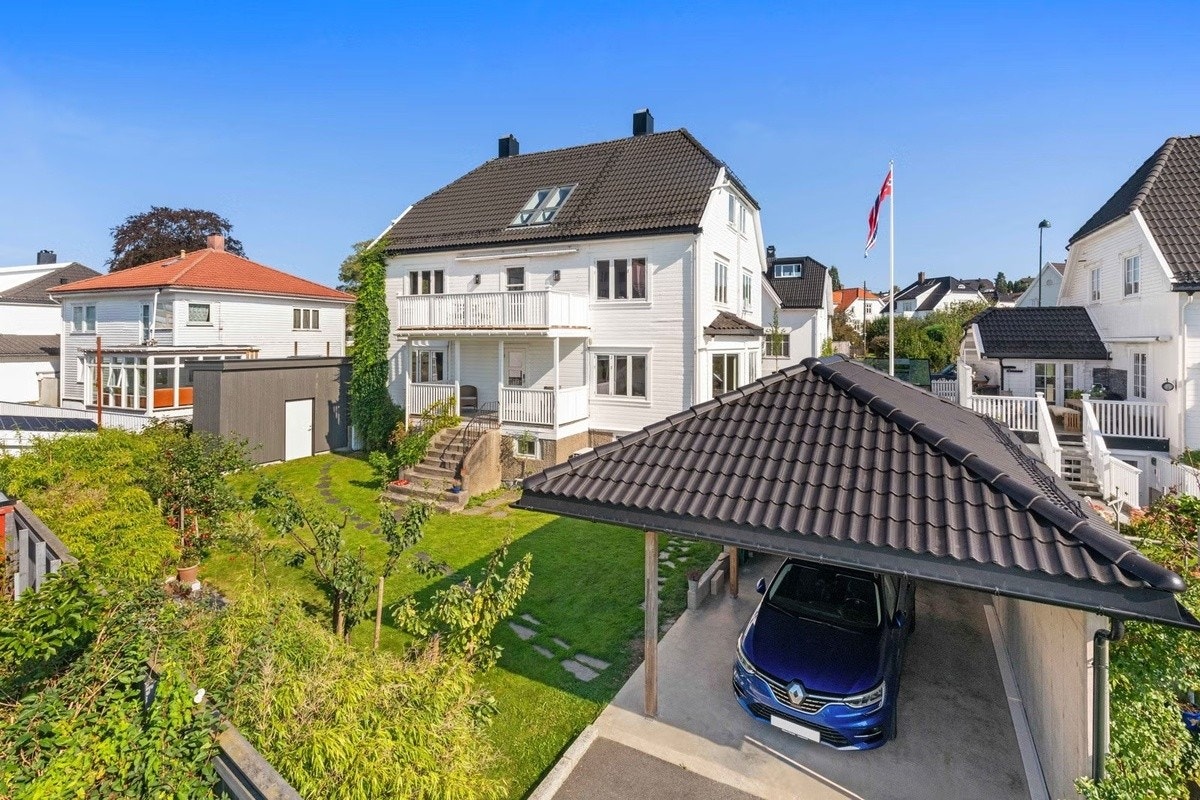 Supersentralt jentekollektiv Galleribilde