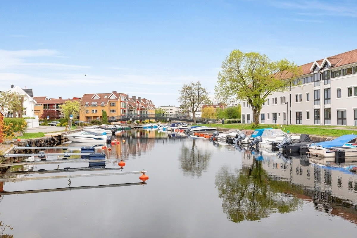 Nær Lund Torv med bussmetro, butikker og restauranter Galleribilde