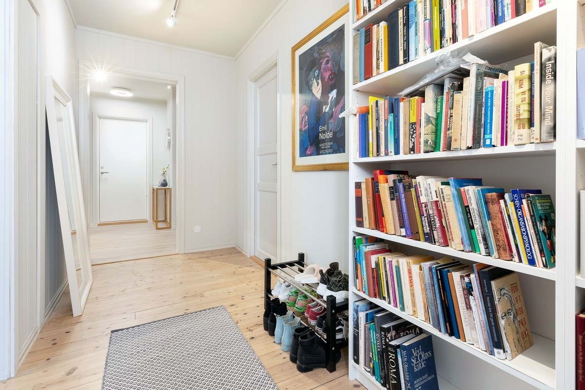 Gang i hovedetasje med utgang til terrasse Galleribilde