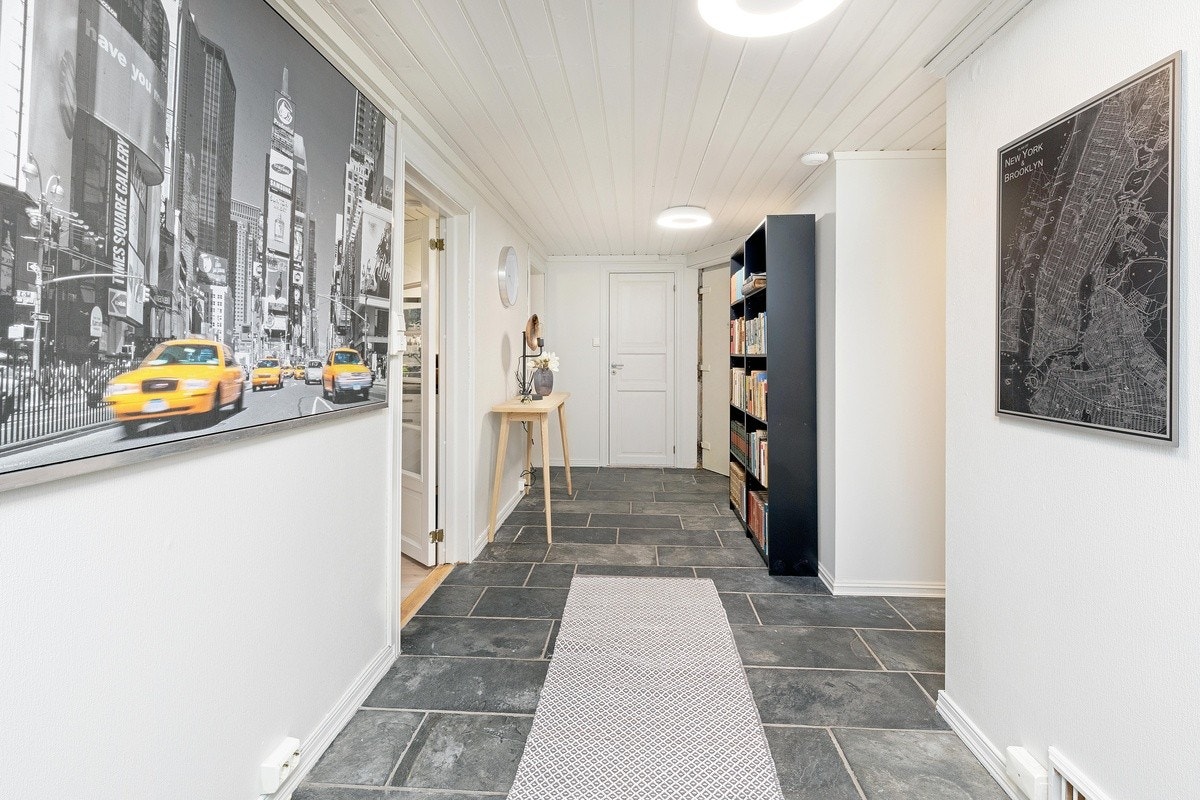 Gang i underetasje Galleribilde