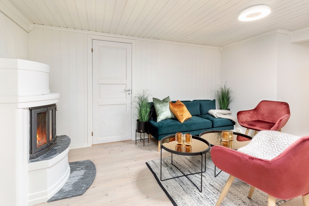 Stue med peis i underetasje Galleribilde
