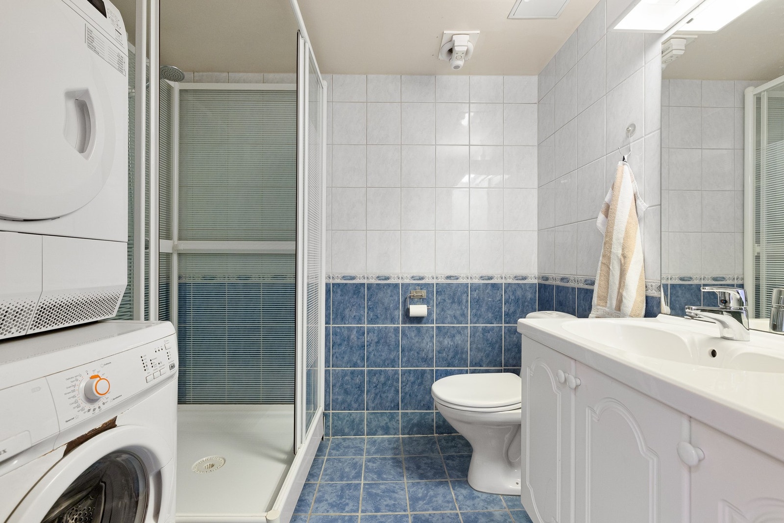 Både vaskemaskin og tørketrommel medfølger salget. Galleribilde