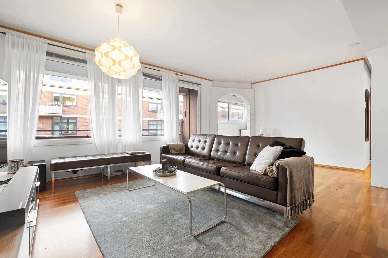 Store vindusflater som slipper inn rikelig med naturlig lys. Galleribilde