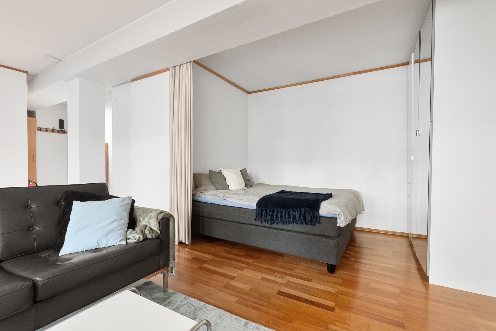 Det er en praktisk og romslig alkove i stuen med stort garderobeskap. Galleribilde