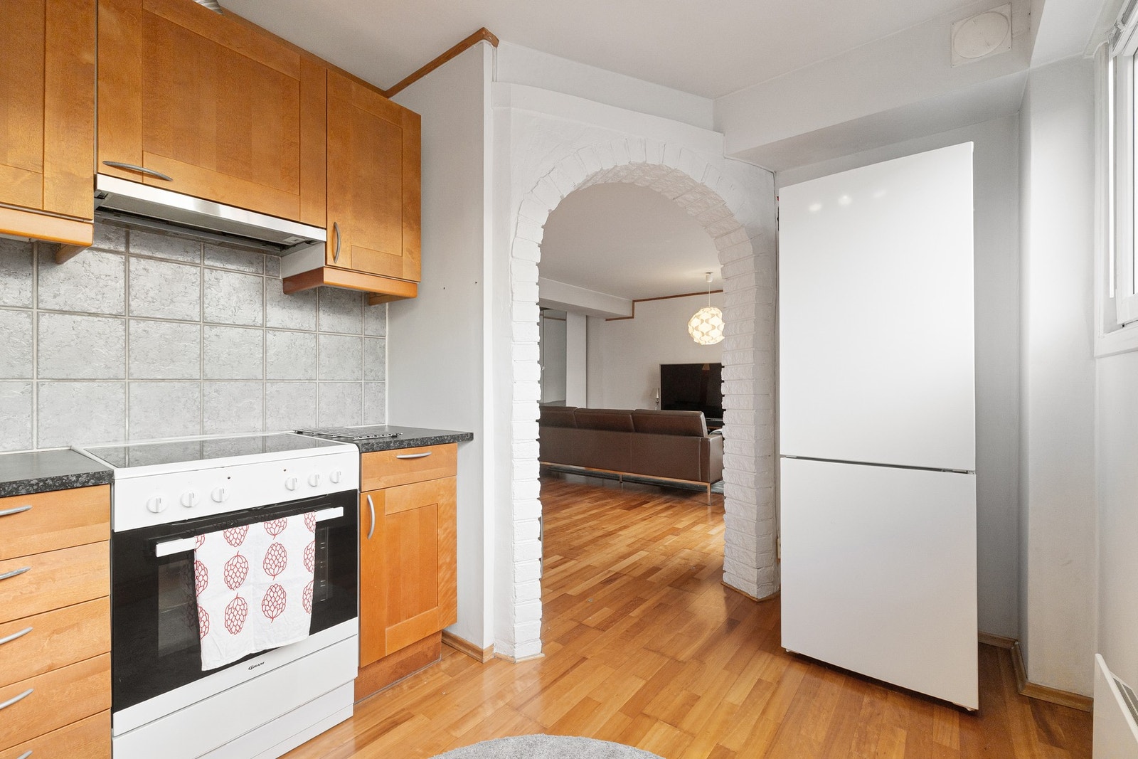 Delvis åpent kjøkken mot stue gir rommene en sosial atmosfære. Galleribilde