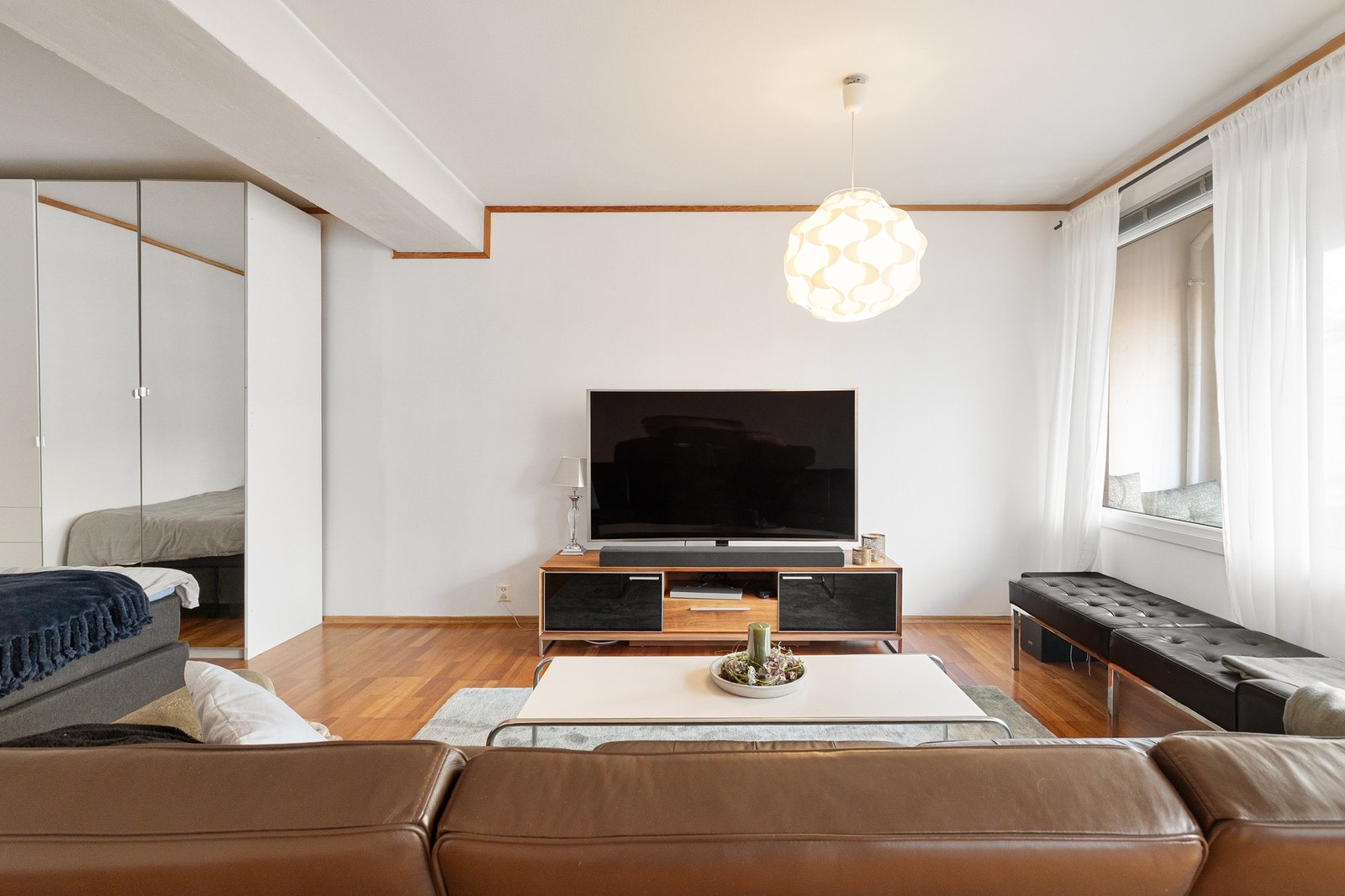 Stue med gode møbleringsmuligheter. Galleribilde