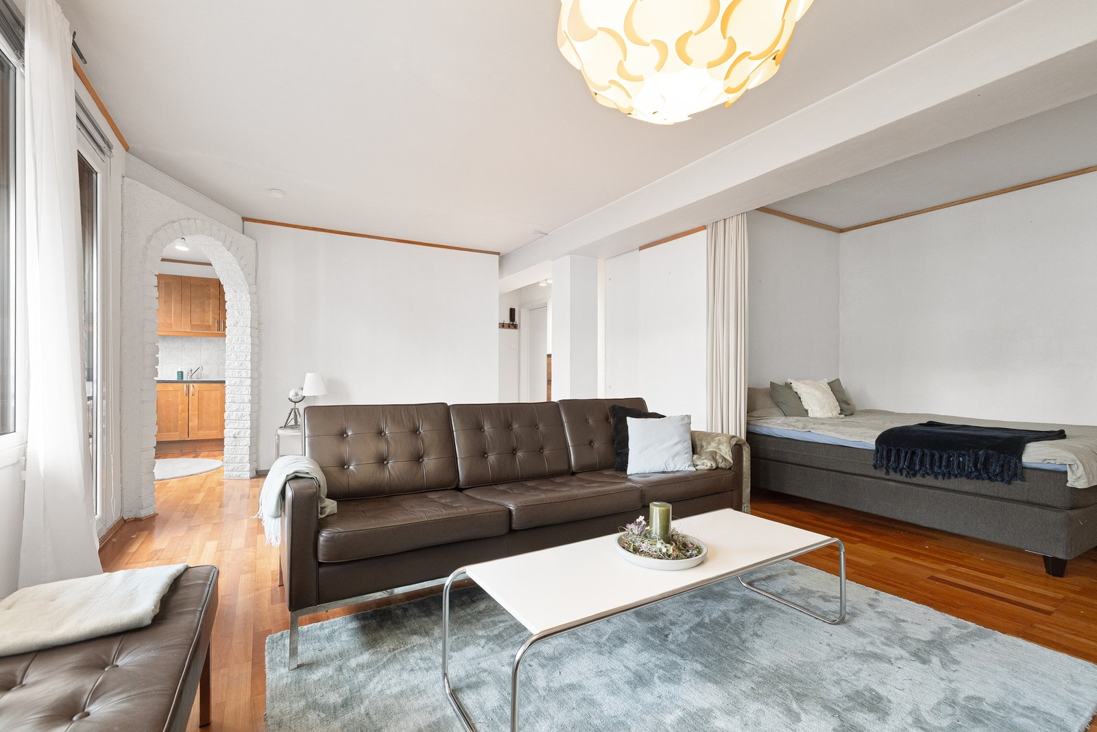 Leiligheten ligger i byggets 3.etasje og byr på en praktisk og fin planløsning som inneholder entré, baderom, stue, kjøkken, alkove og balkong. Galleribilde