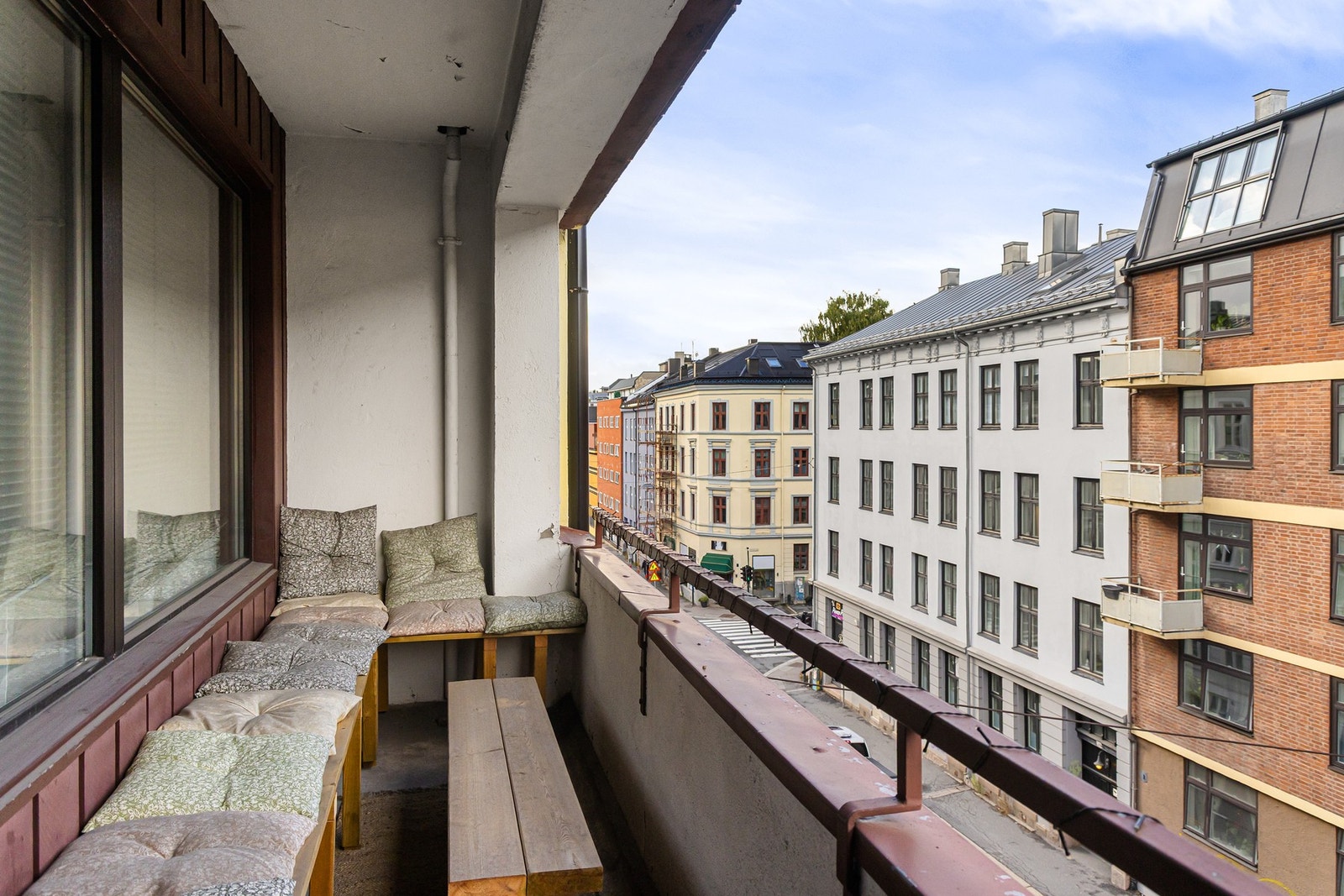 Stor balkong på 5,4m2. Det er fin plass til utemøblement, beplantning og grill. Galleribilde