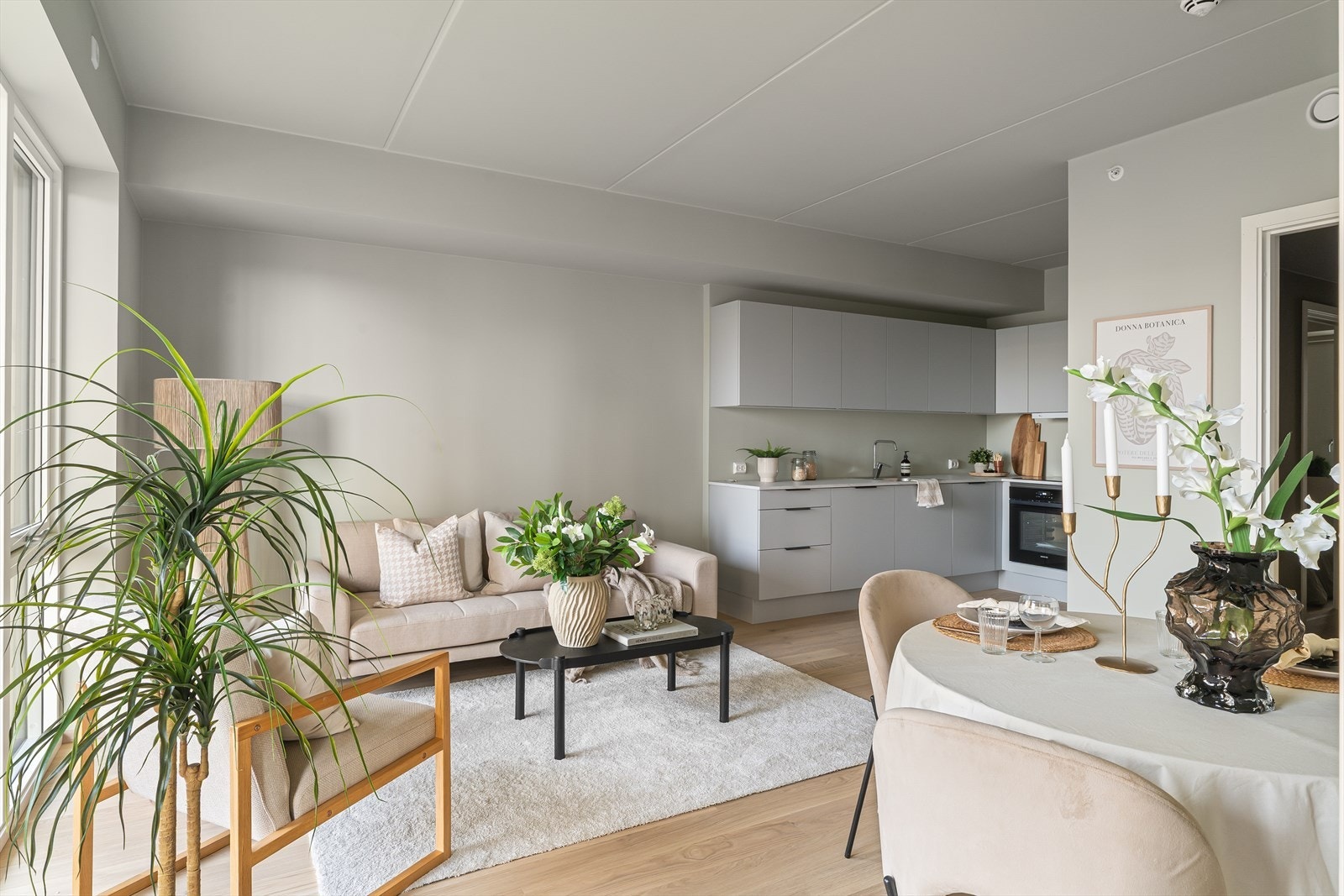 Stue- og kjøkken i åpen løsning Galleribilde